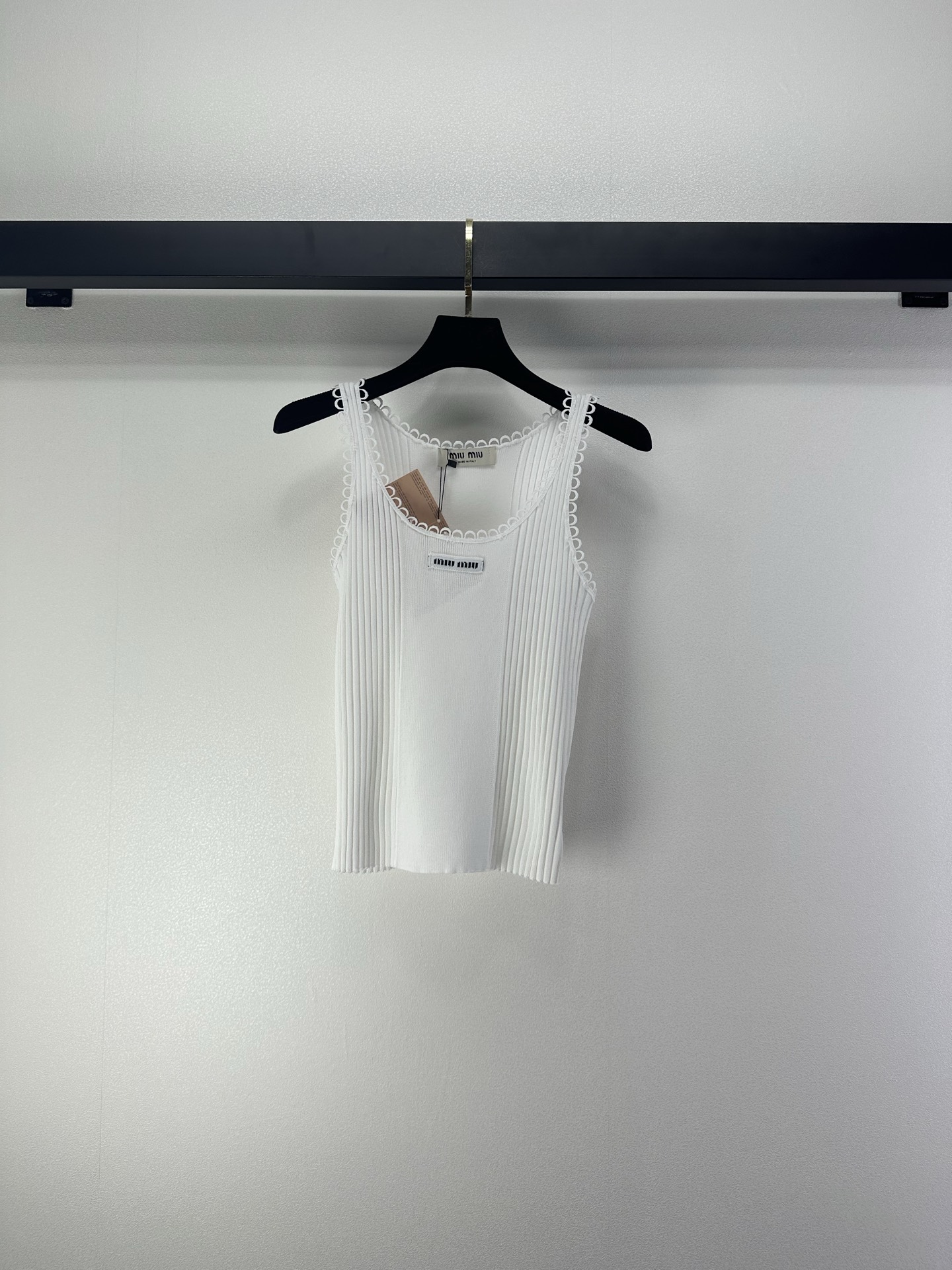 miumiu 미우미우 프릴 에지 니트 슬리브리스 펀칭 레이스 베스트 민소매 나시 의류