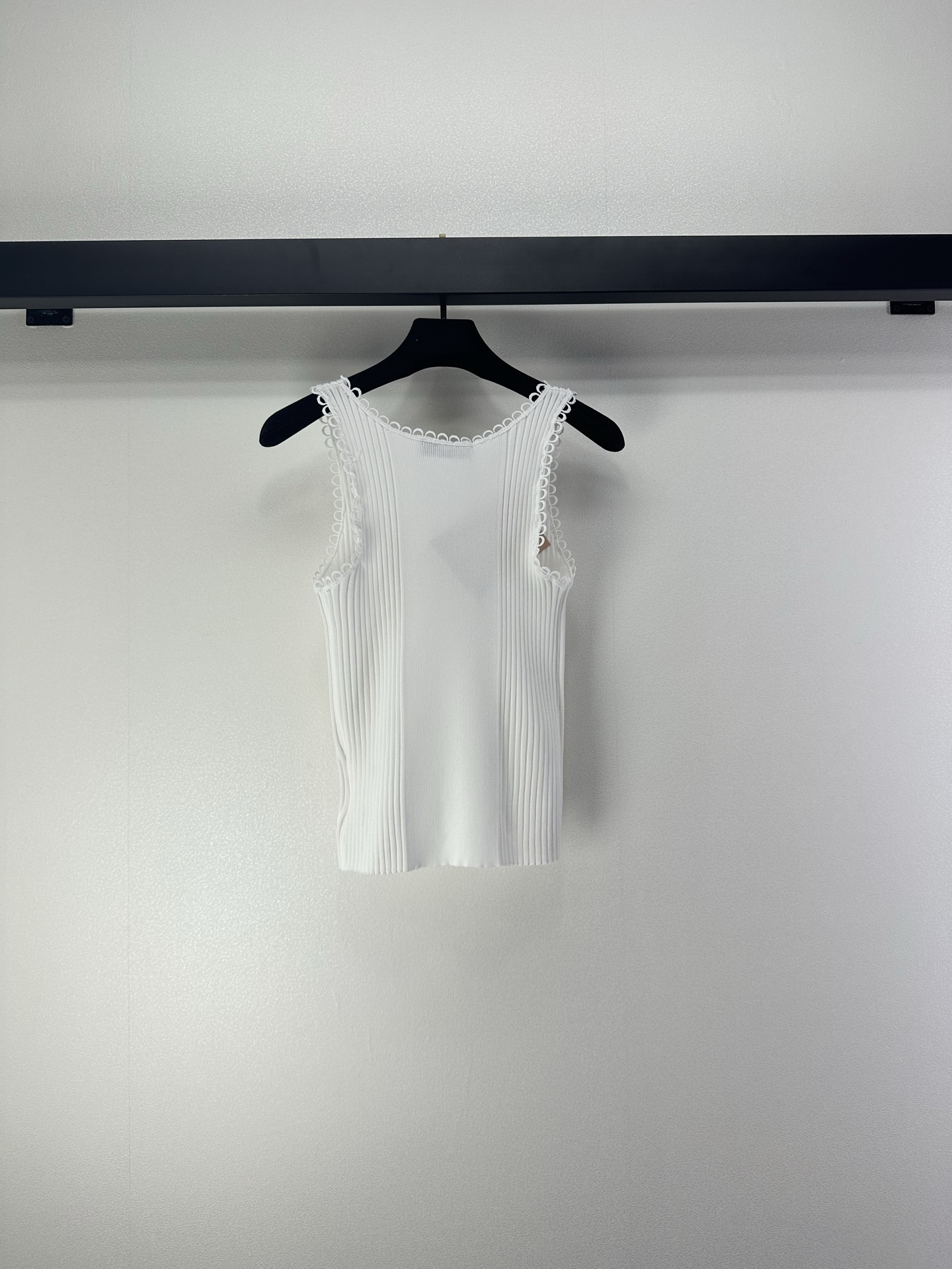 miumiu 미우미우 프릴 에지 니트 슬리브리스 펀칭 레이스 베스트 민소매 나시 의류