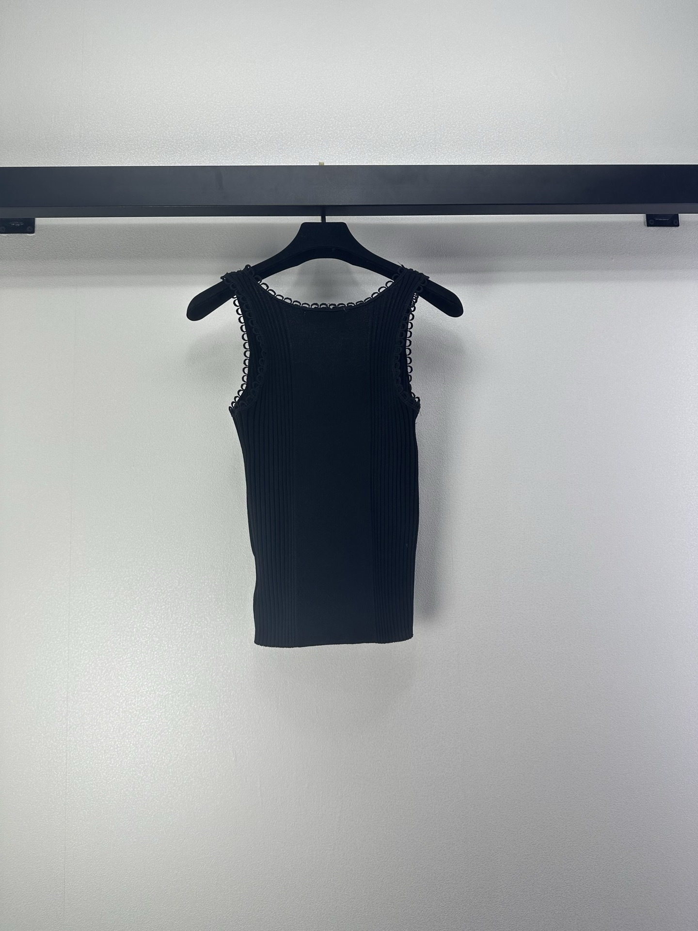 miumiu 미우미우 프릴 에지 니트 슬리브리스 펀칭 레이스 베스트 민소매 나시 의류