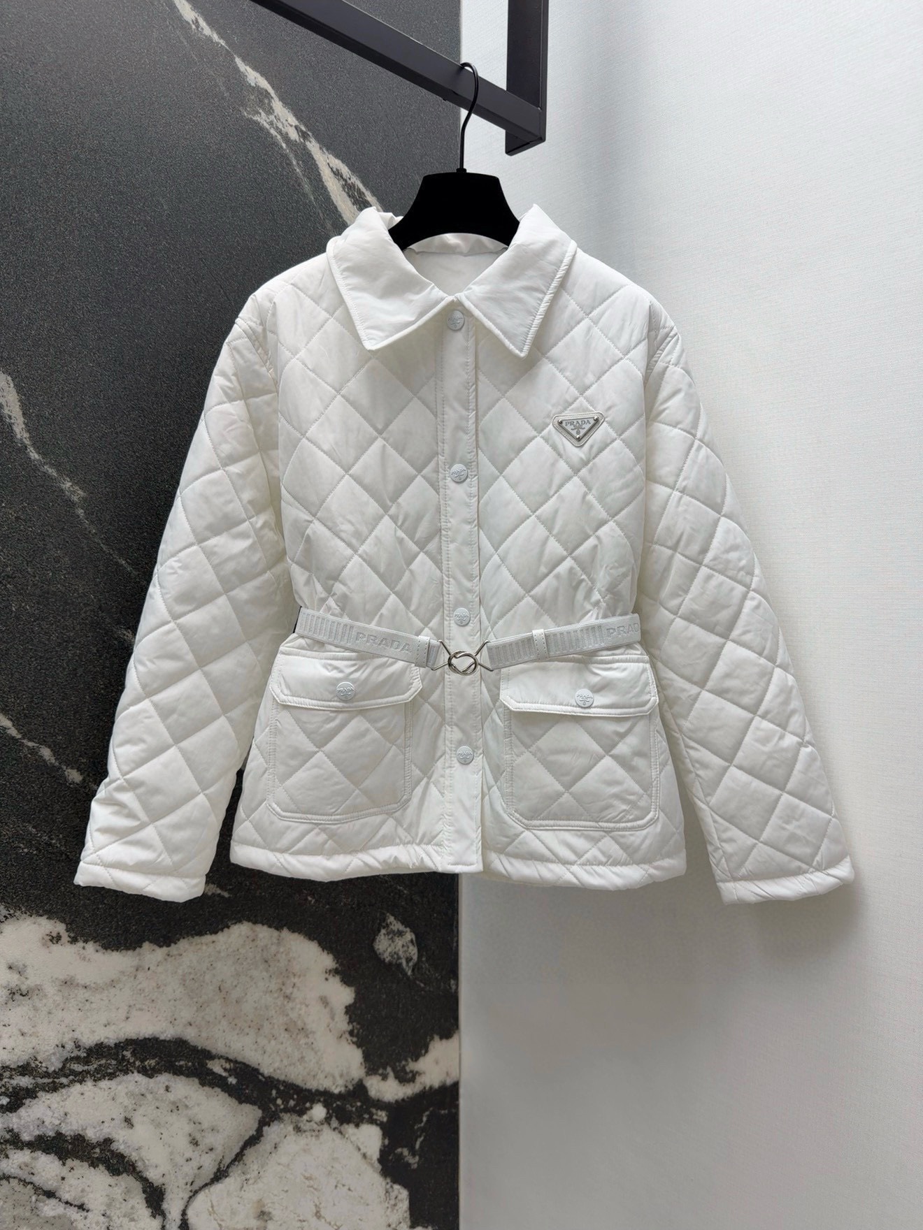 PRADA 프라다 다이아몬드 퀼팅 삼각 로고 벨티드 패딩 자켓 재킷 의류