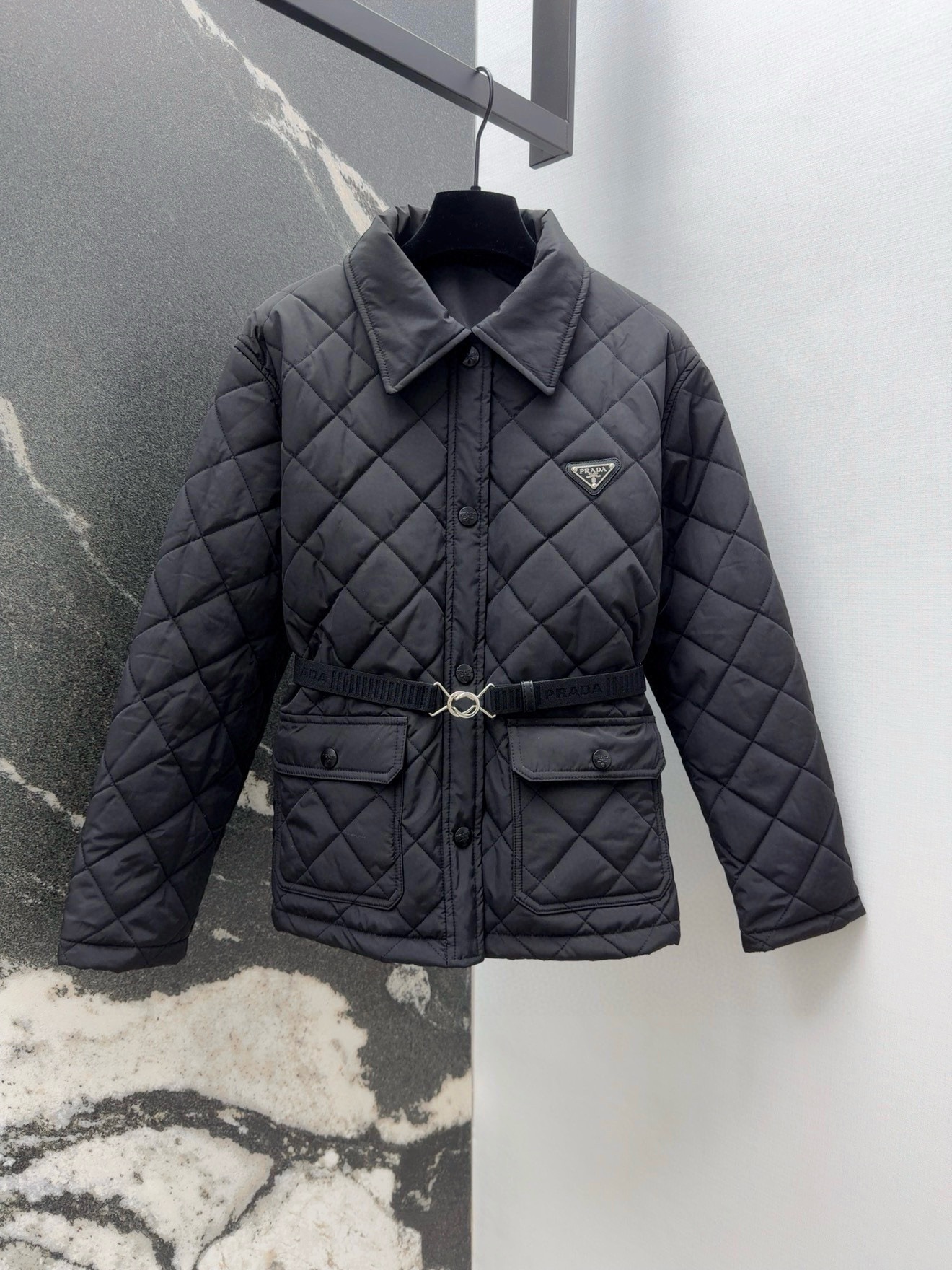PRADA 프라다 다이아몬드 퀼팅 삼각 로고 벨티드 패딩 자켓 재킷 의류