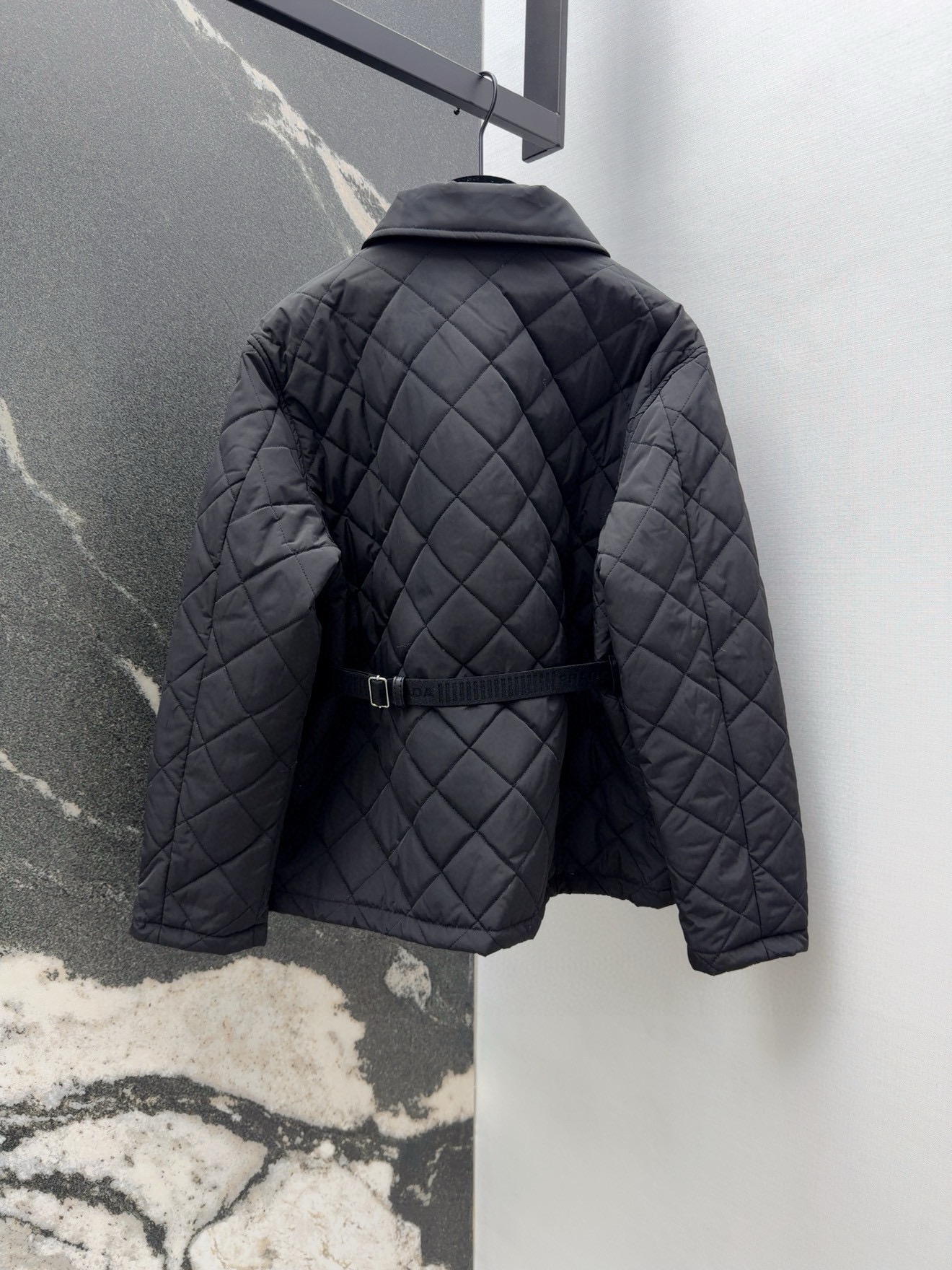 PRADA 프라다 다이아몬드 퀼팅 삼각 로고 벨티드 패딩 자켓 재킷 의류