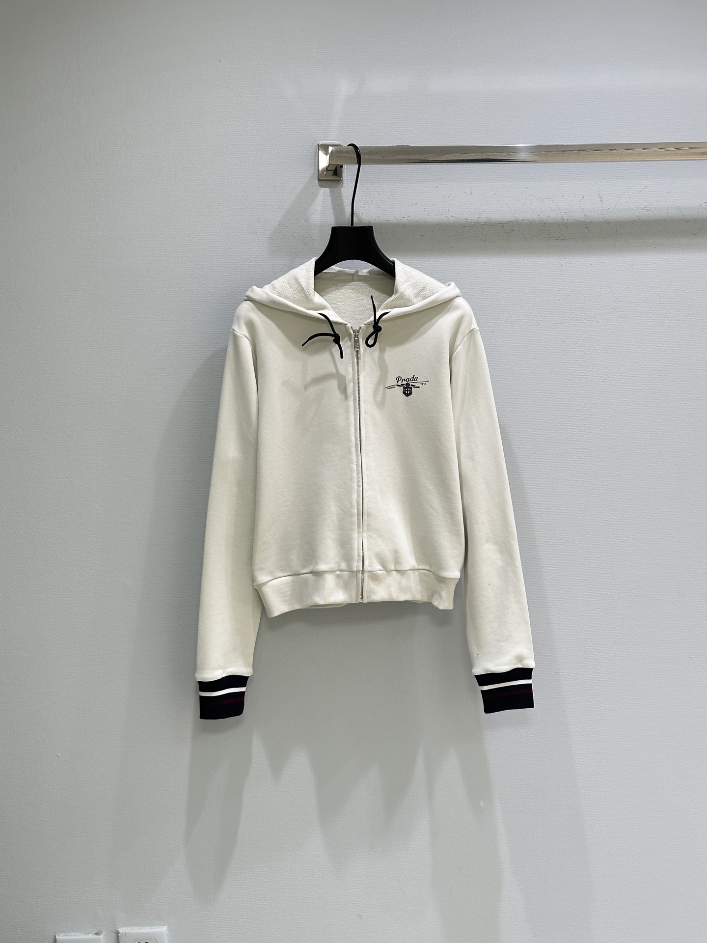 PRADA 프라다 소매 배색 라벨 포인트 후드 집업 자켓 재킷 아우터 의류