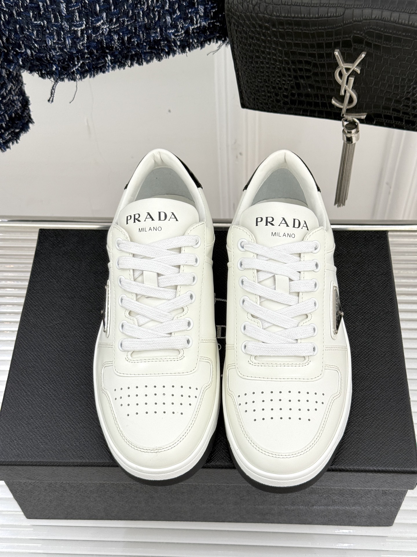 프라다(PRADA) 클래식 트라이앵글 커플 스니커즈 신발