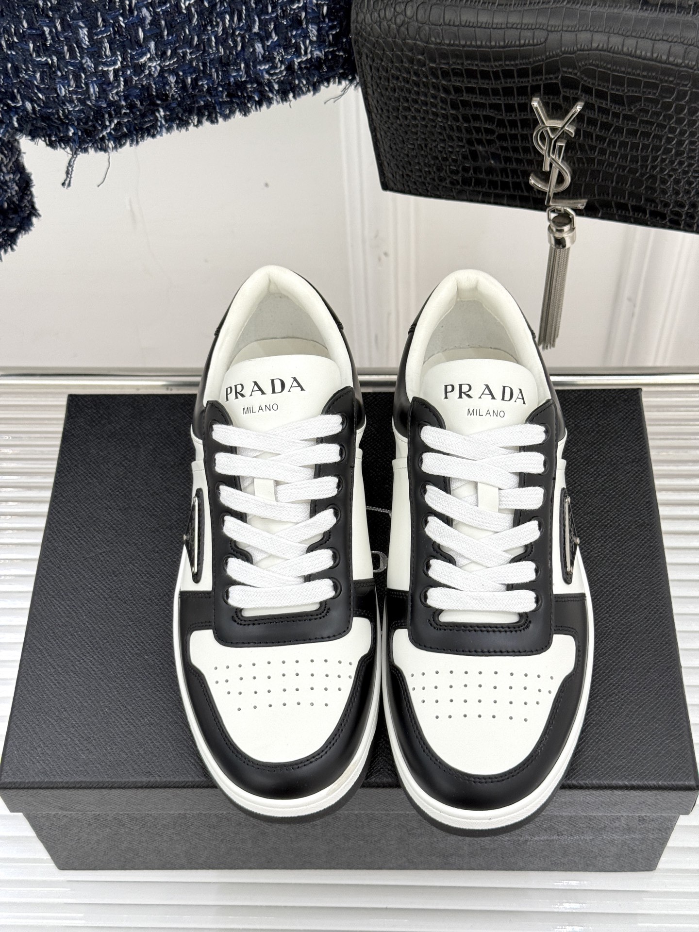 프라다(PRADA) 클래식 트라이앵글 커플 스니커즈 신발