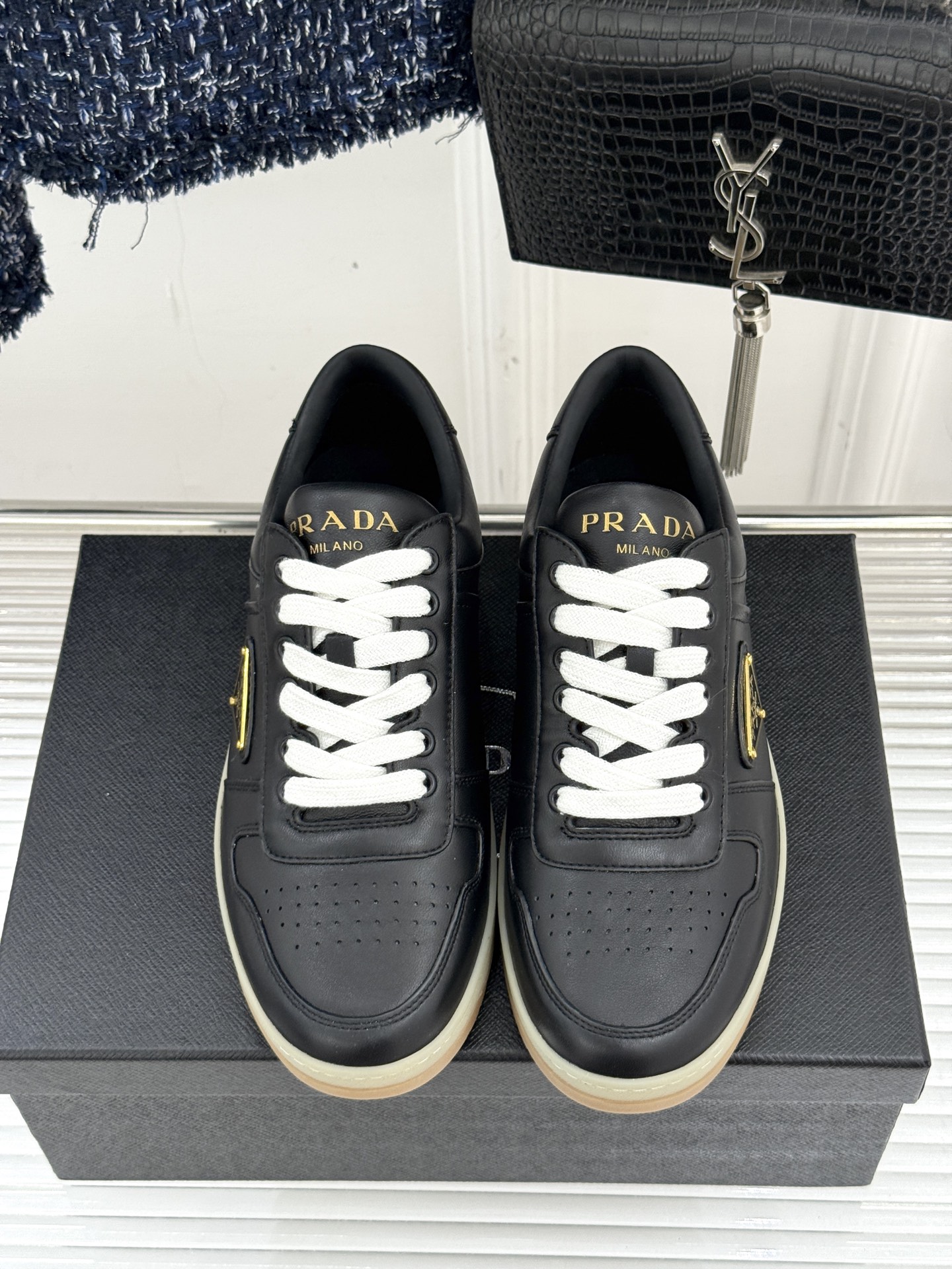 프라다(PRADA) 클래식 트라이앵글 커플 스니커즈 신발