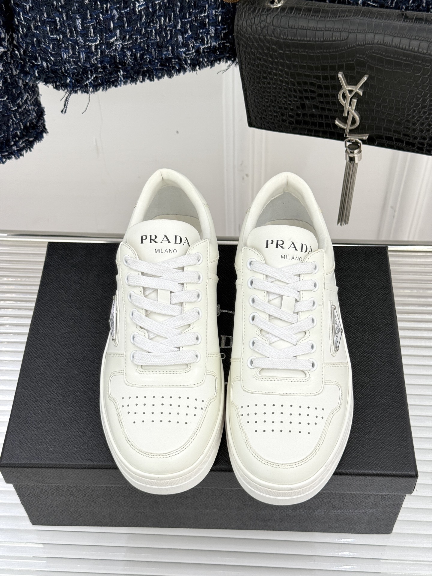 프라다(PRADA) 클래식 트라이앵글 커플 스니커즈 신발