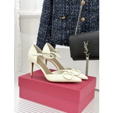 발렌티노(VALENTINO) 빅 로고 포인티드 토 힐 신발