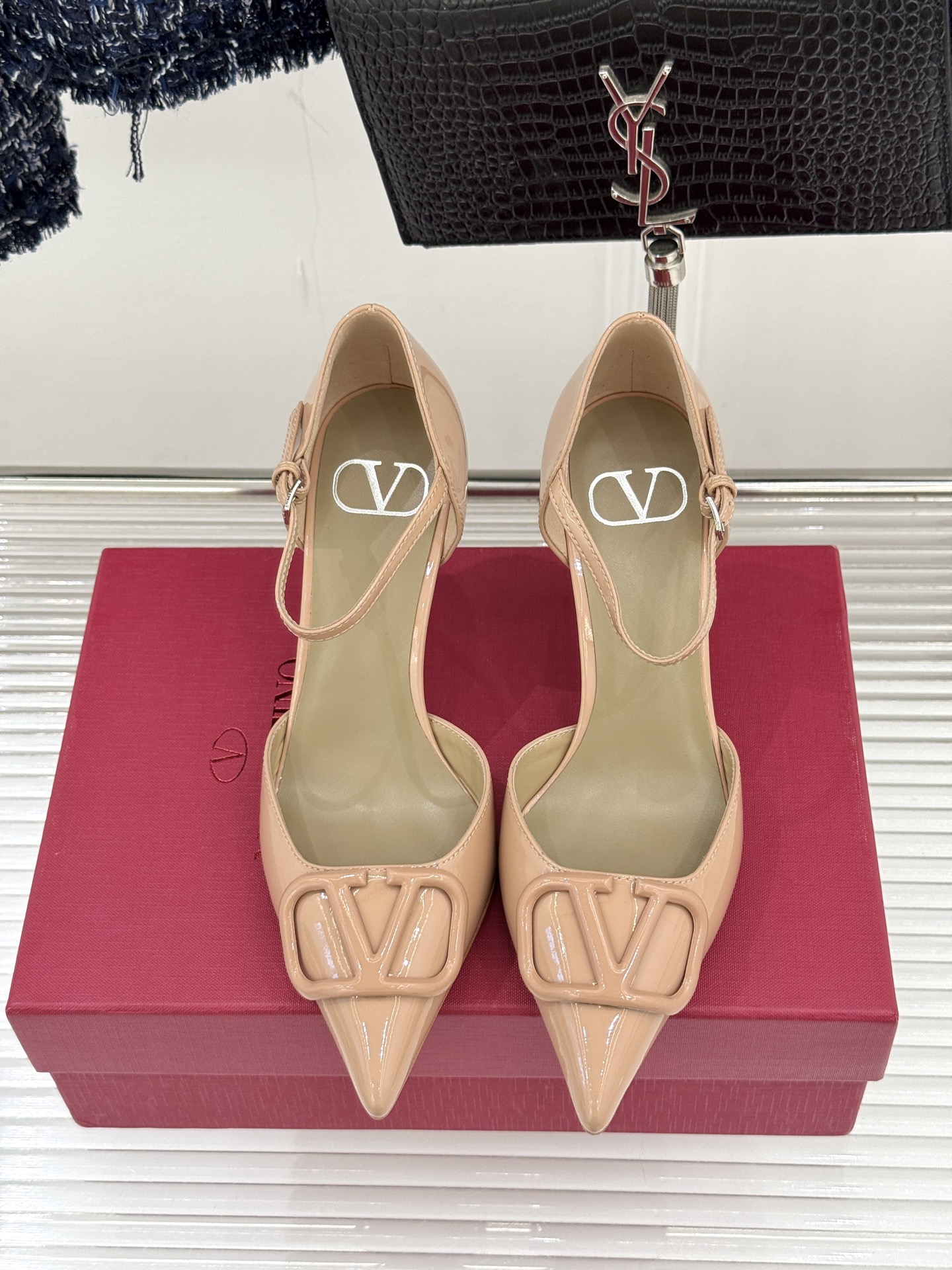 발렌티노(VALENTINO) 빅 로고 포인티드 토 힐 신발