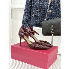 발렌티노(VALENTINO) 빅 로고 포인티드 토 힐 신발