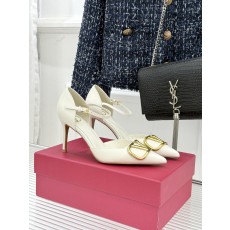 발렌티노(VALENTINO) 빅 로고 포인티드 토 힐 신발