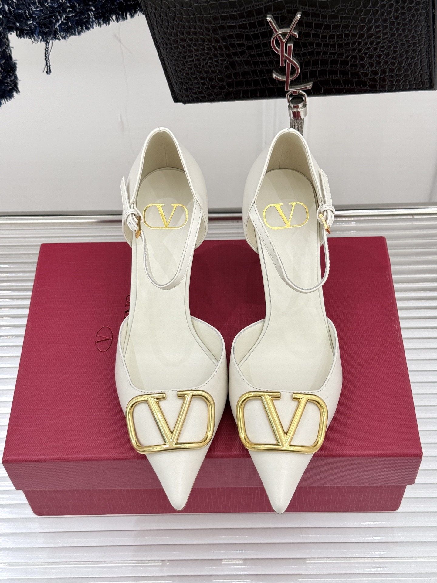 발렌티노(VALENTINO) 빅 로고 포인티드 토 힐 신발