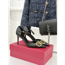 발렌티노(VALENTINO) 빅 로고 포인티드 토 힐 신발