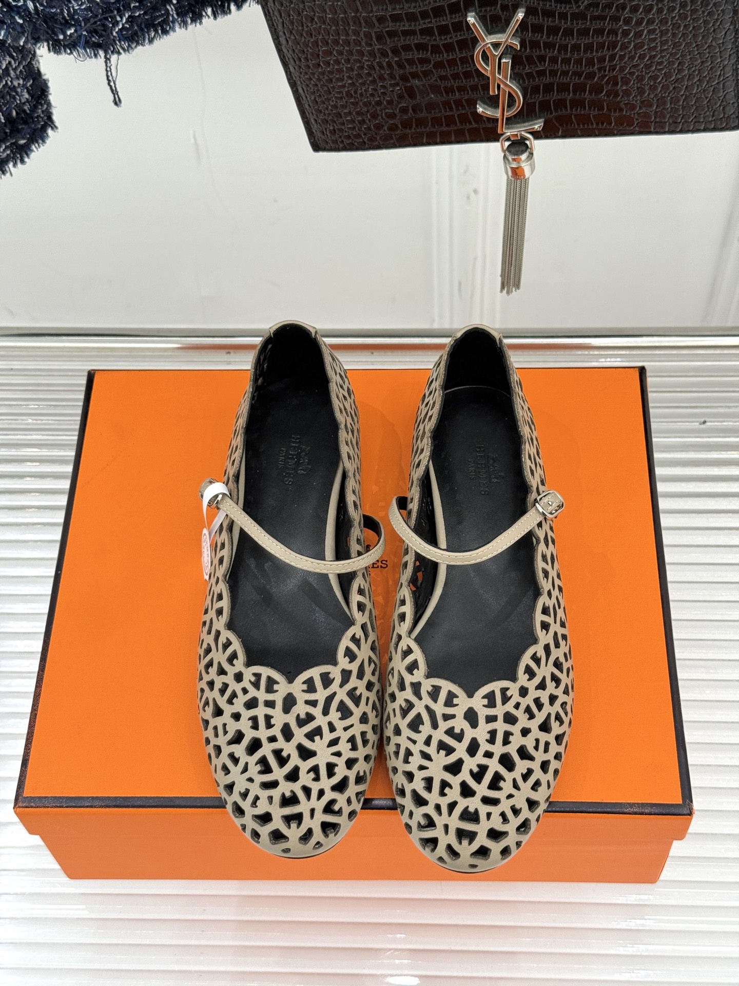 에르메스(HERMES) 컷아웃 메리제인 플랫 슈즈 신발