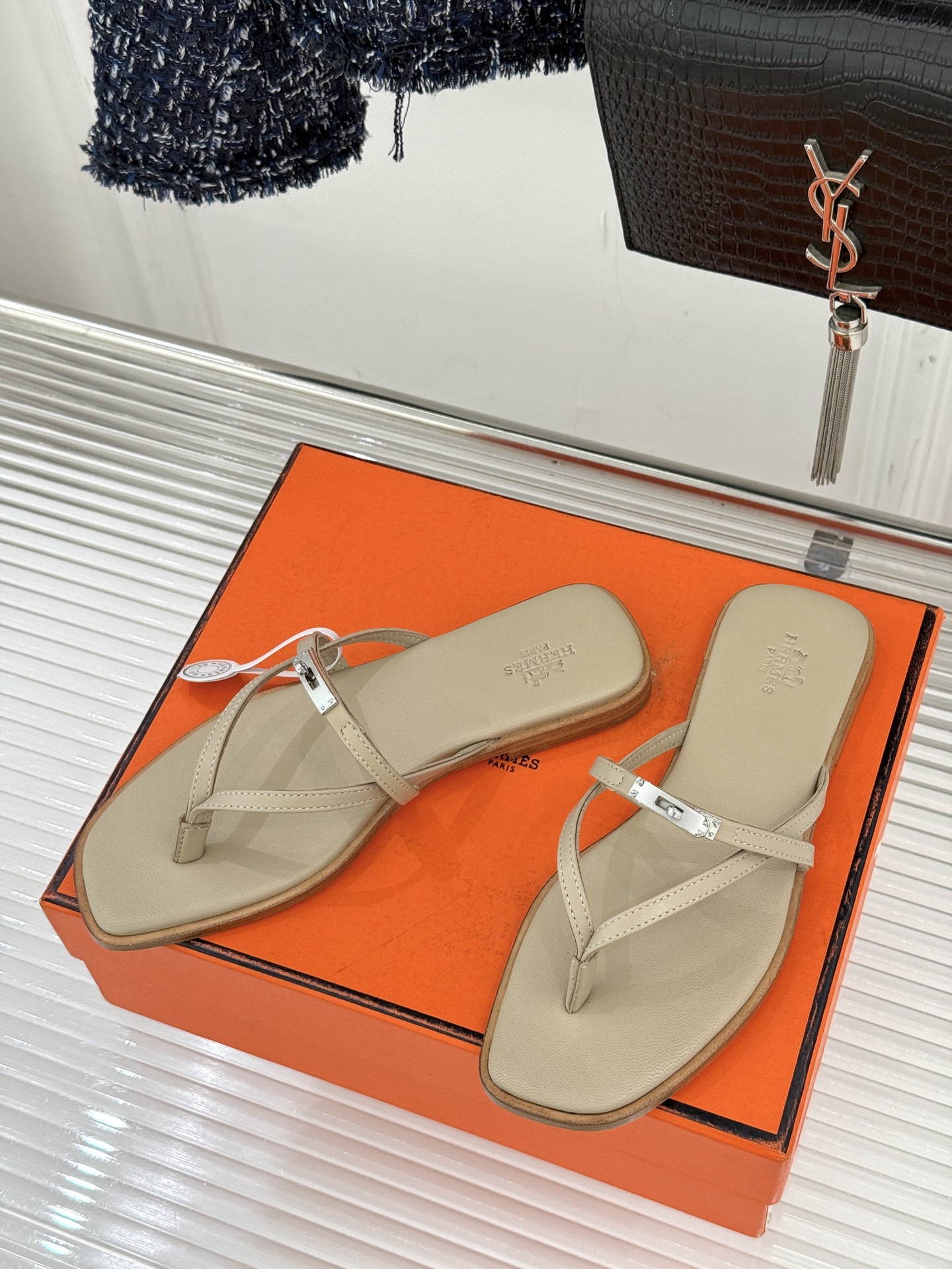 에르메스(HERMES) 켈리 버클 스트랩 플립플랍 샌들 신발