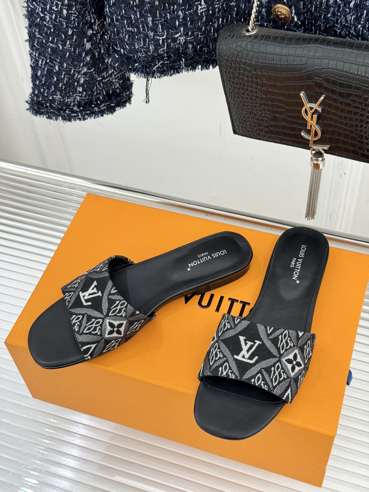 루이비통(LV) 클래식 모노그램 프린트 플랫 슬리퍼 신발