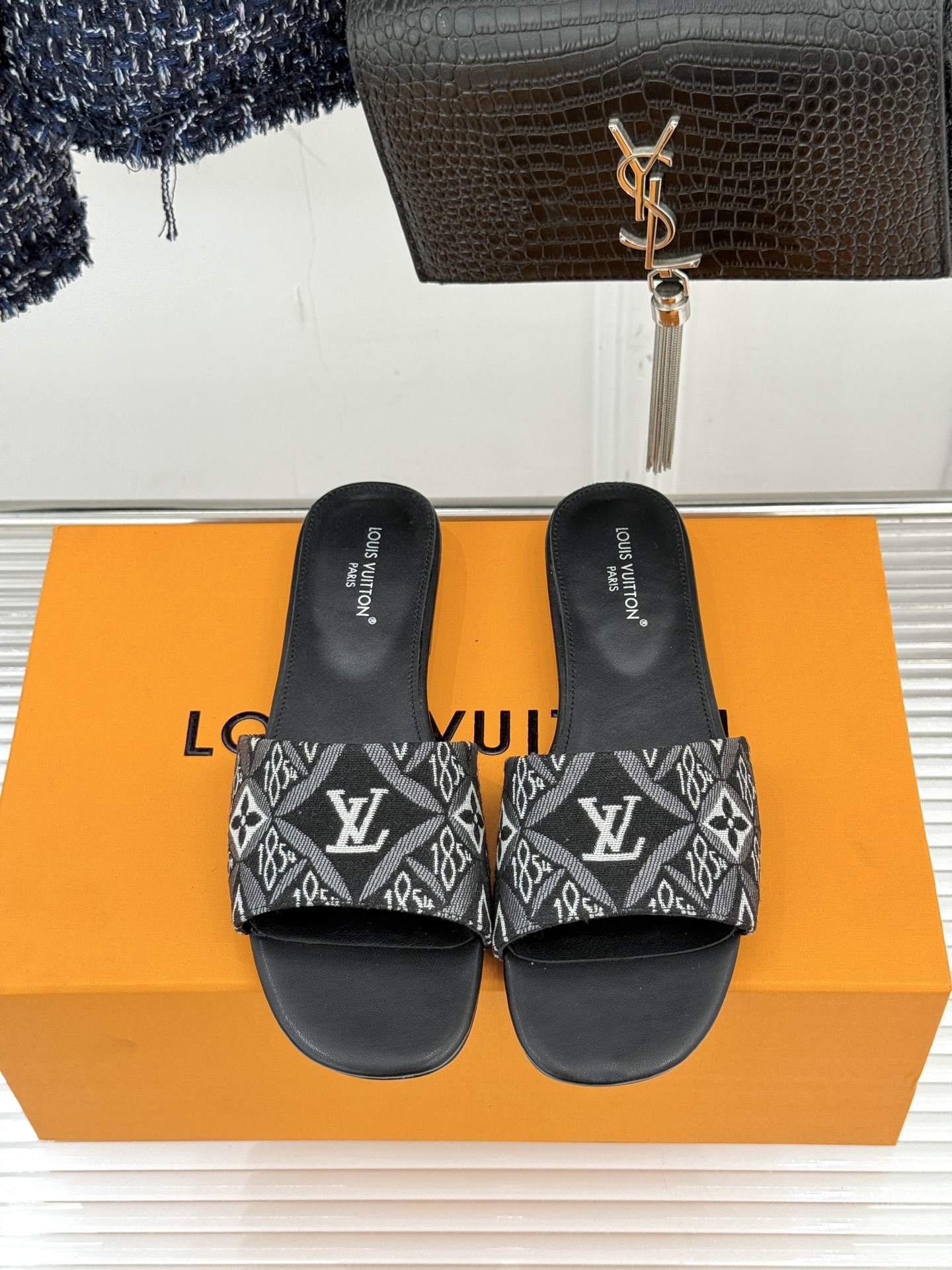 루이비통(LV) 클래식 모노그램 프린트 플랫 슬리퍼 신발