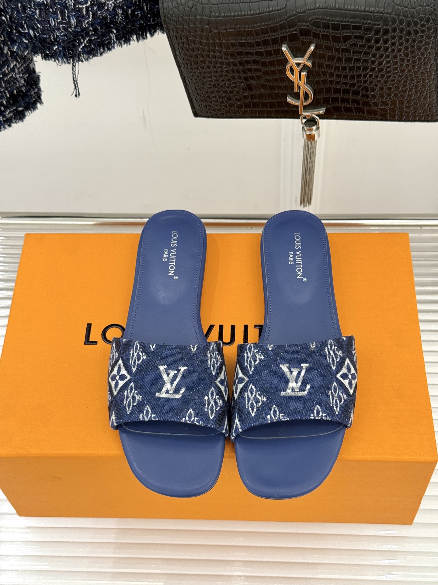 루이비통(LV) 클래식 모노그램 프린트 플랫 슬리퍼 신발