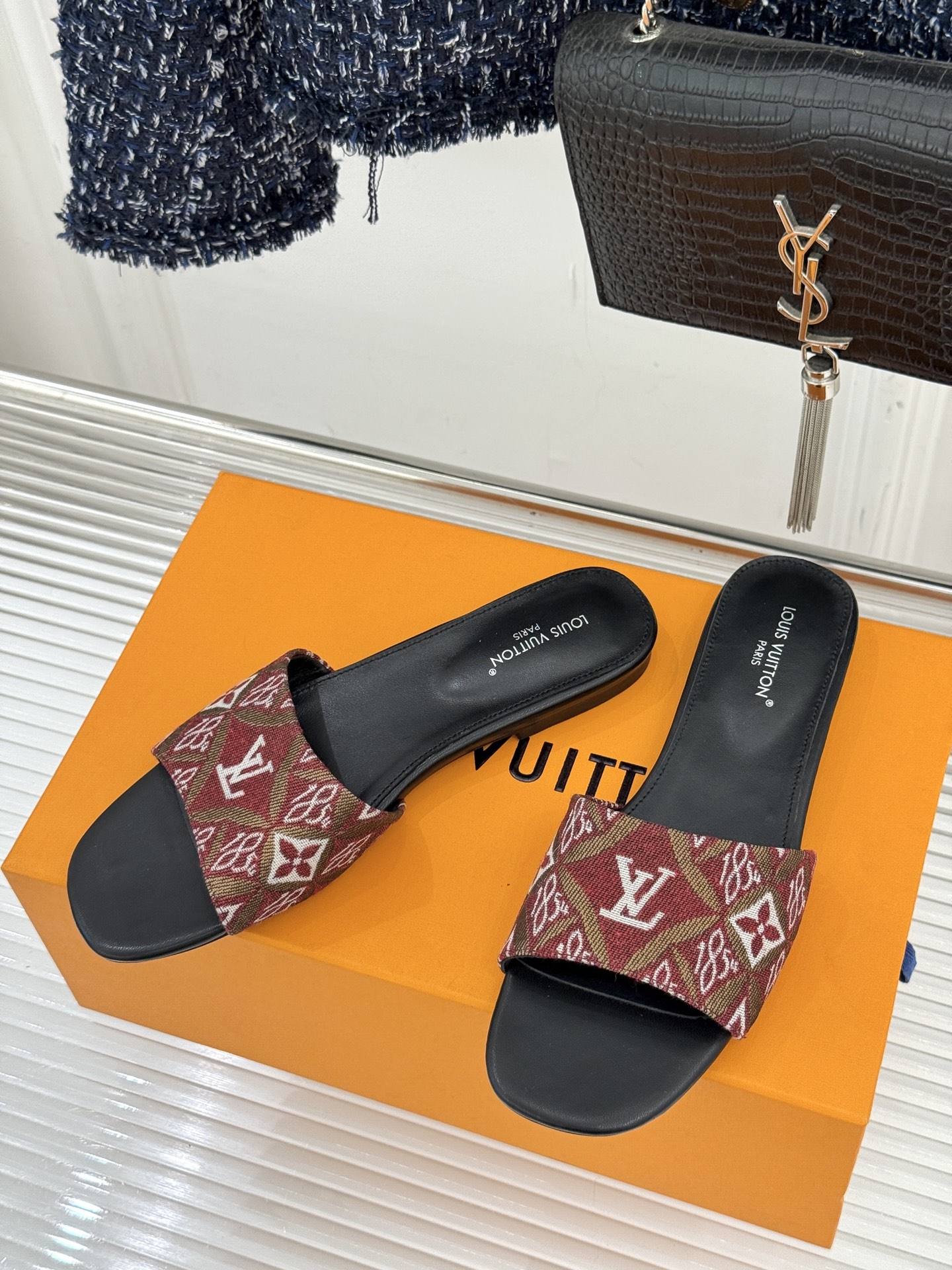 루이비통(LV) 클래식 모노그램 프린트 플랫 슬리퍼 신발