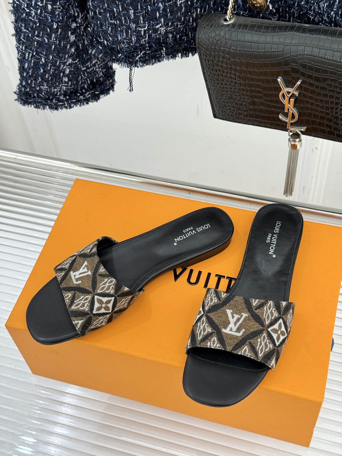 루이비통(LV) 클래식 모노그램 프린트 플랫 슬리퍼 신발