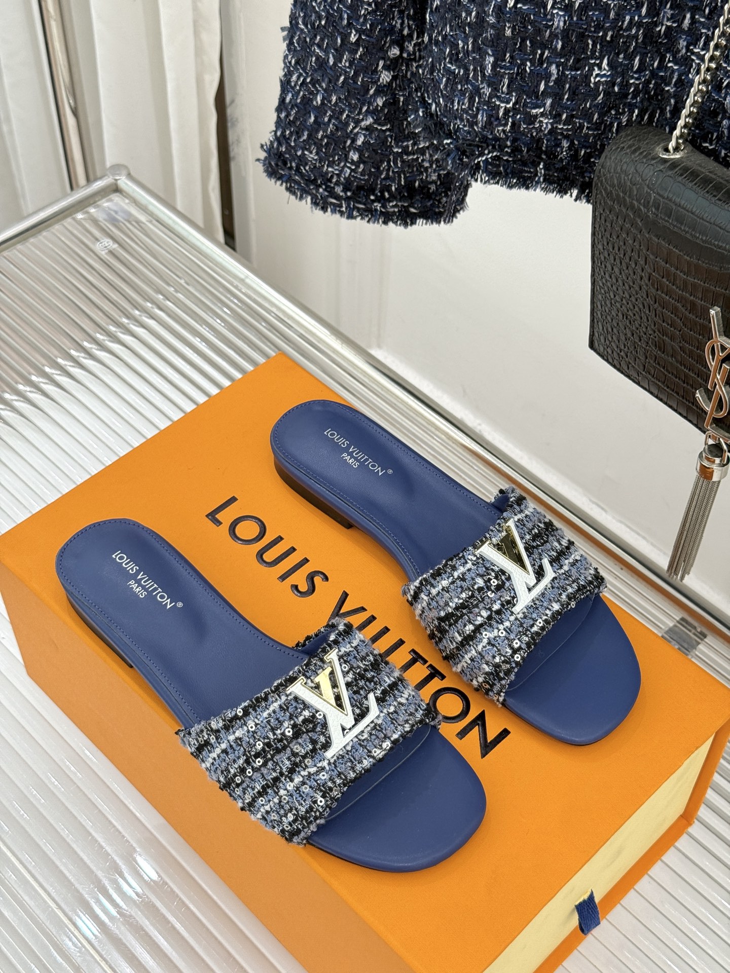 루이비통(LV) 메탈 로고 플랫 슬리퍼 신발