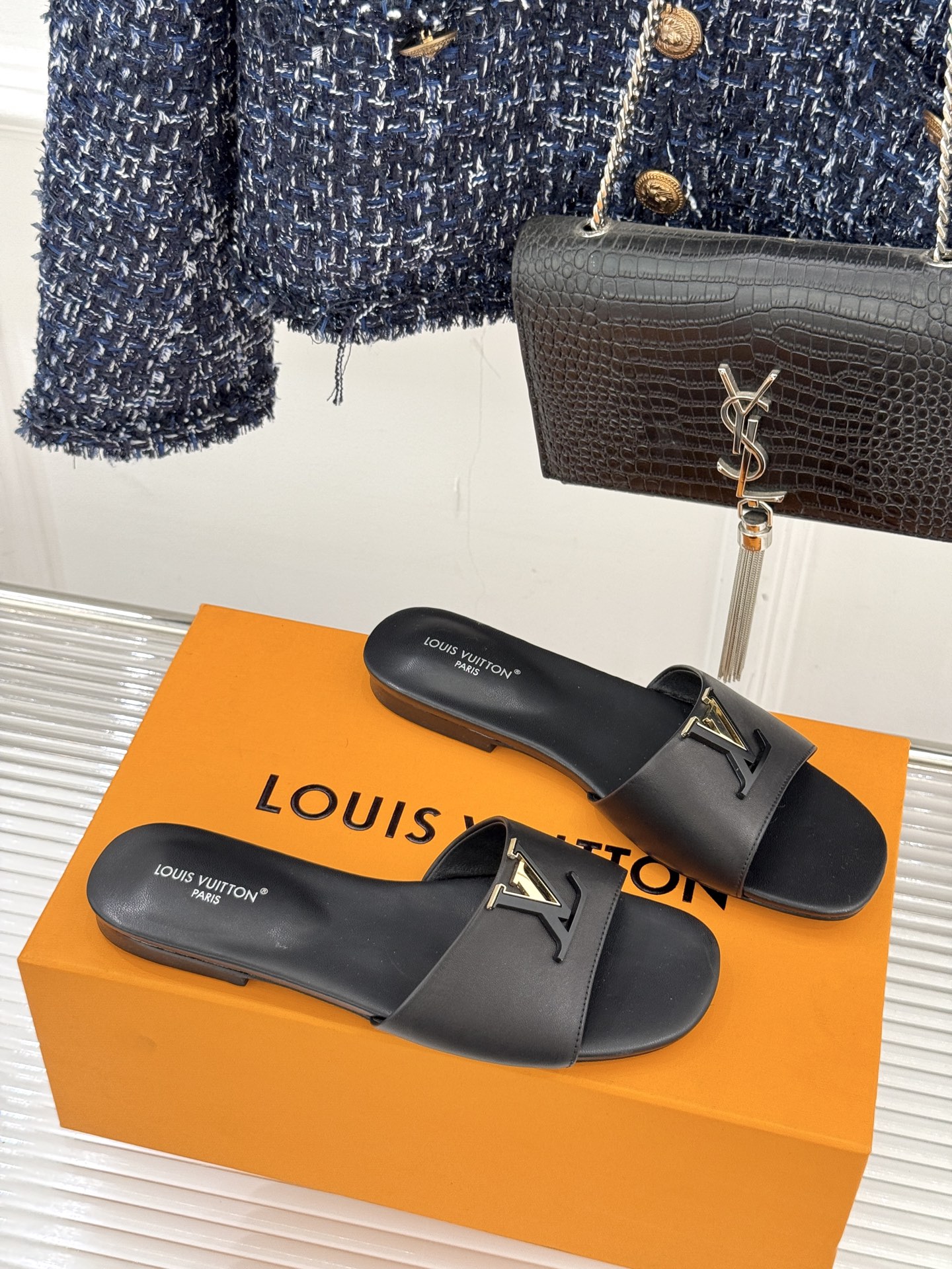루이비통(LV) 메탈 로고 플랫 슬리퍼 신발