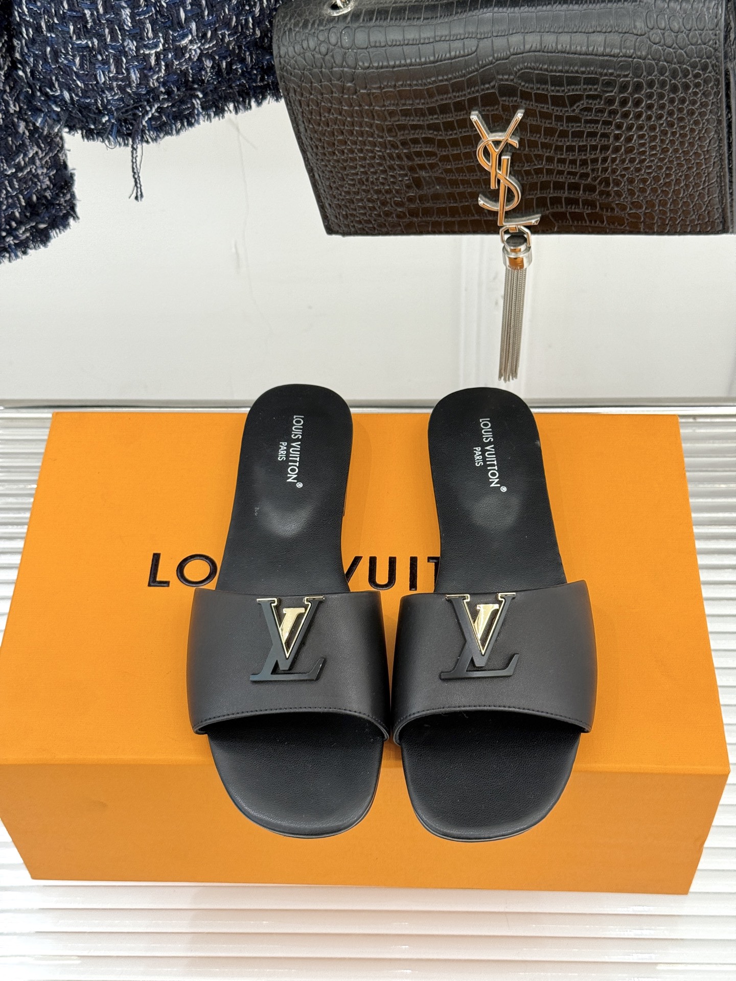 루이비통(LV) 메탈 로고 플랫 슬리퍼 신발