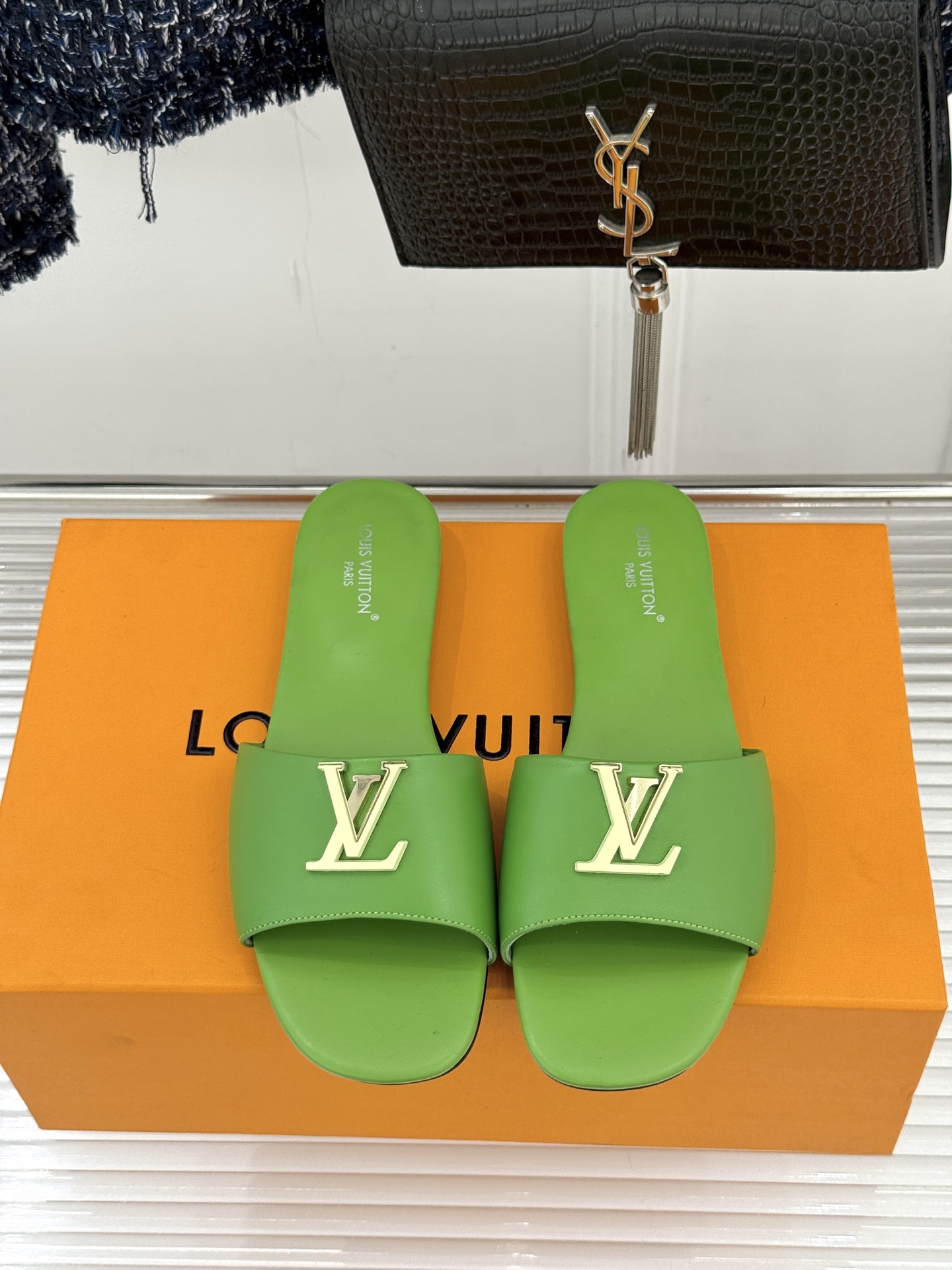 루이비통(LV) 메탈 로고 플랫 슬리퍼 신발