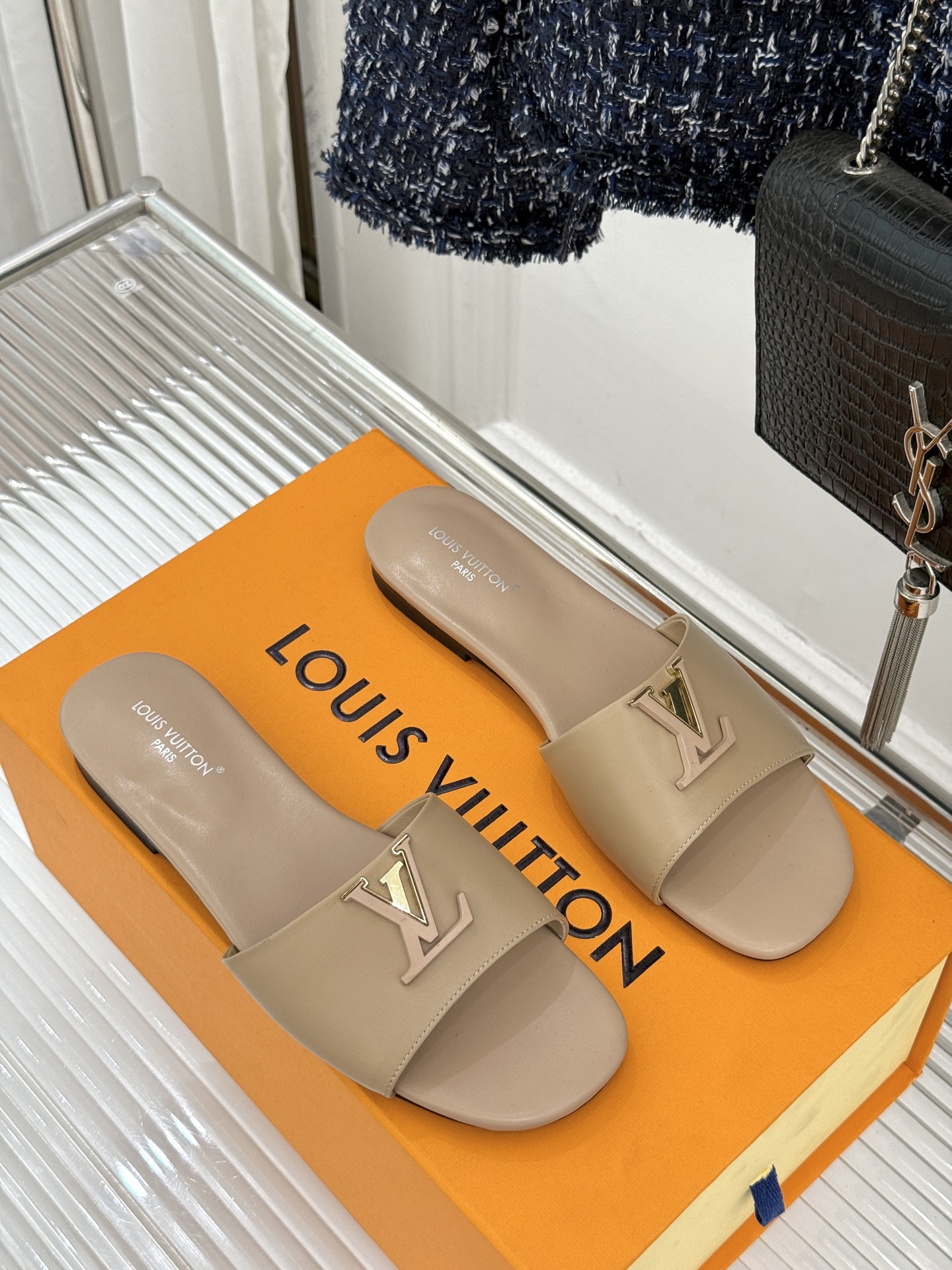 루이비통(LV) 메탈 로고 플랫 슬리퍼 신발