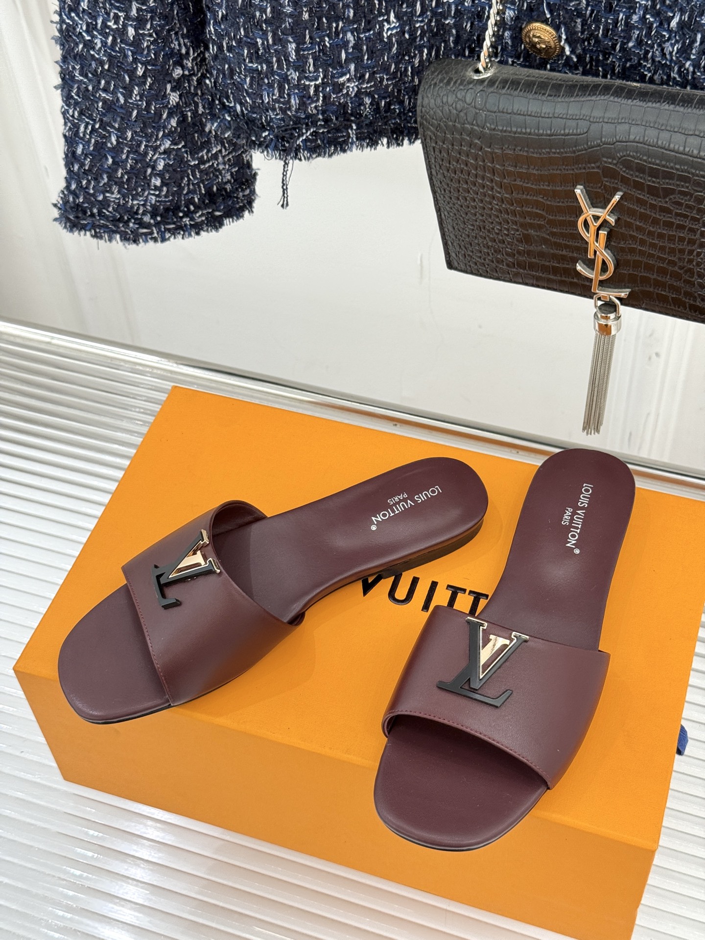 루이비통(LV) 메탈 로고 플랫 슬리퍼 신발