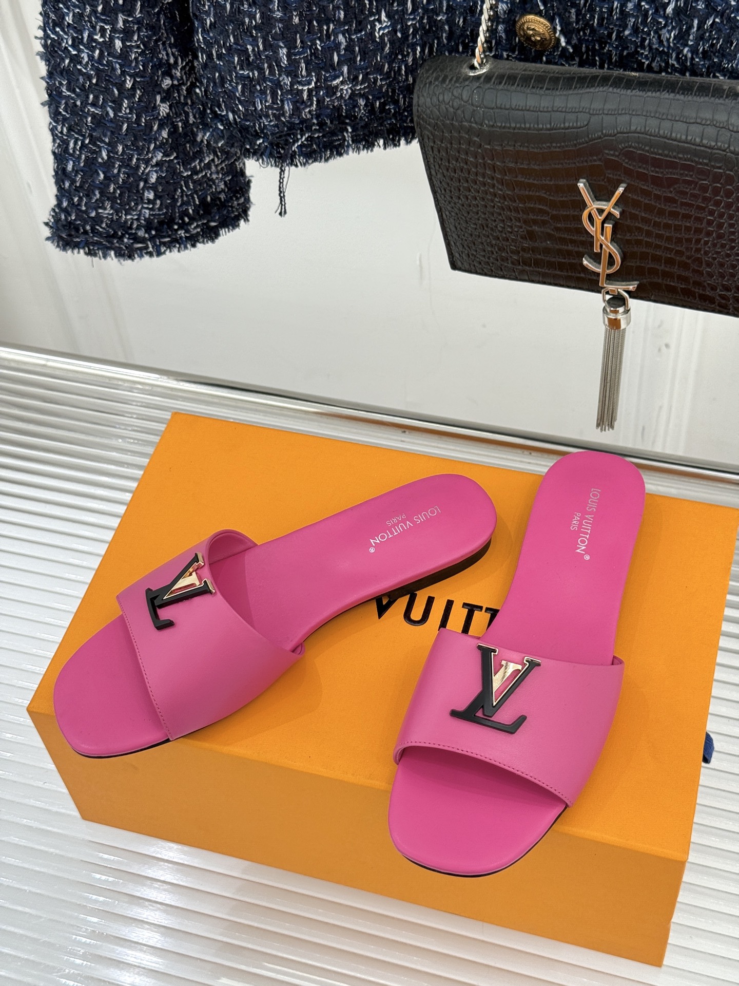 루이비통(LV) 메탈 로고 플랫 슬리퍼 신발