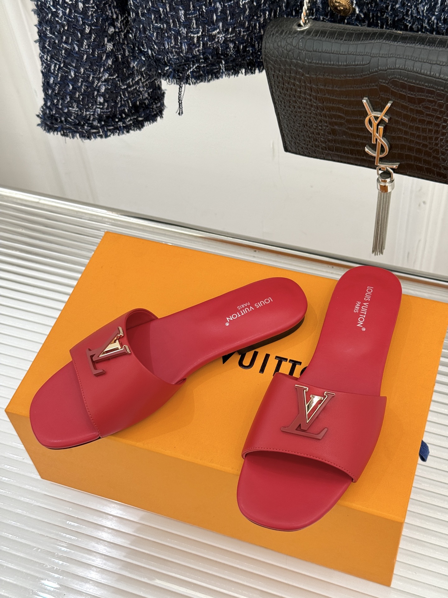 루이비통(LV) 메탈 로고 플랫 슬리퍼 신발