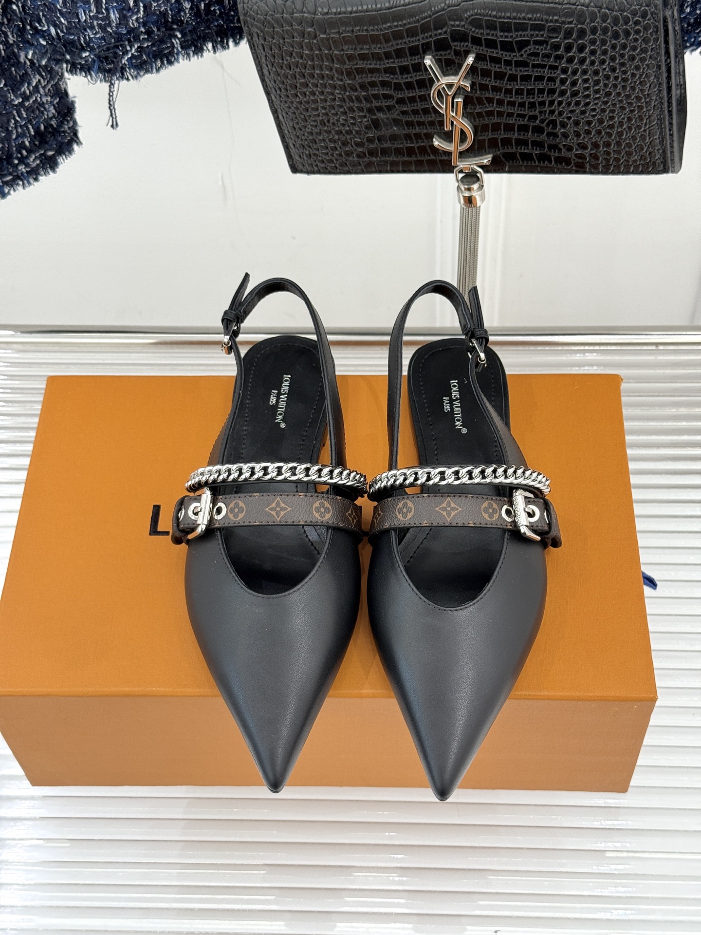 루이비통(LV) 체인 포인티드 토 캣힐 샌들 신발