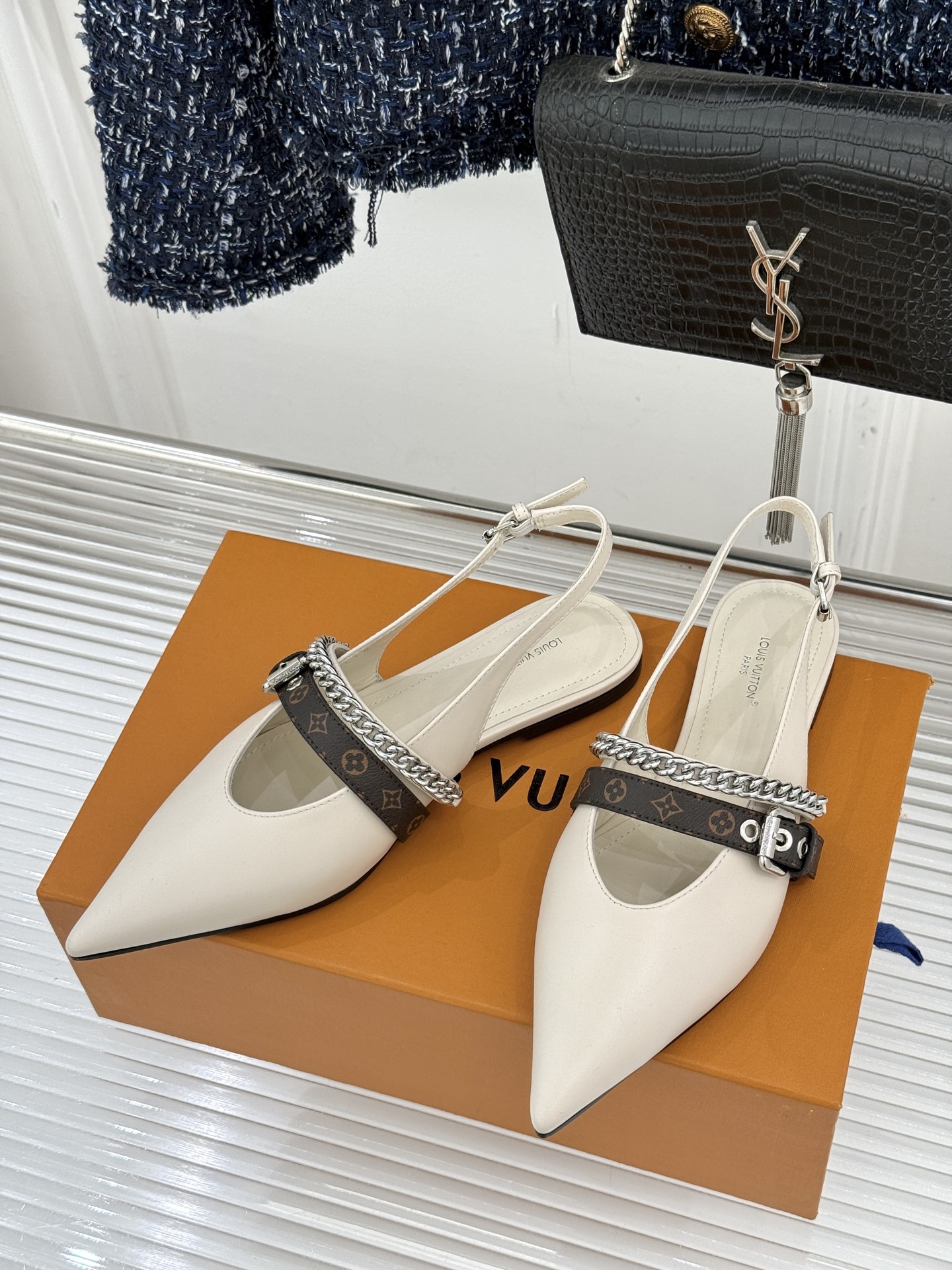 루이비통(LV) 체인 포인티드 토 캣힐 샌들 신발