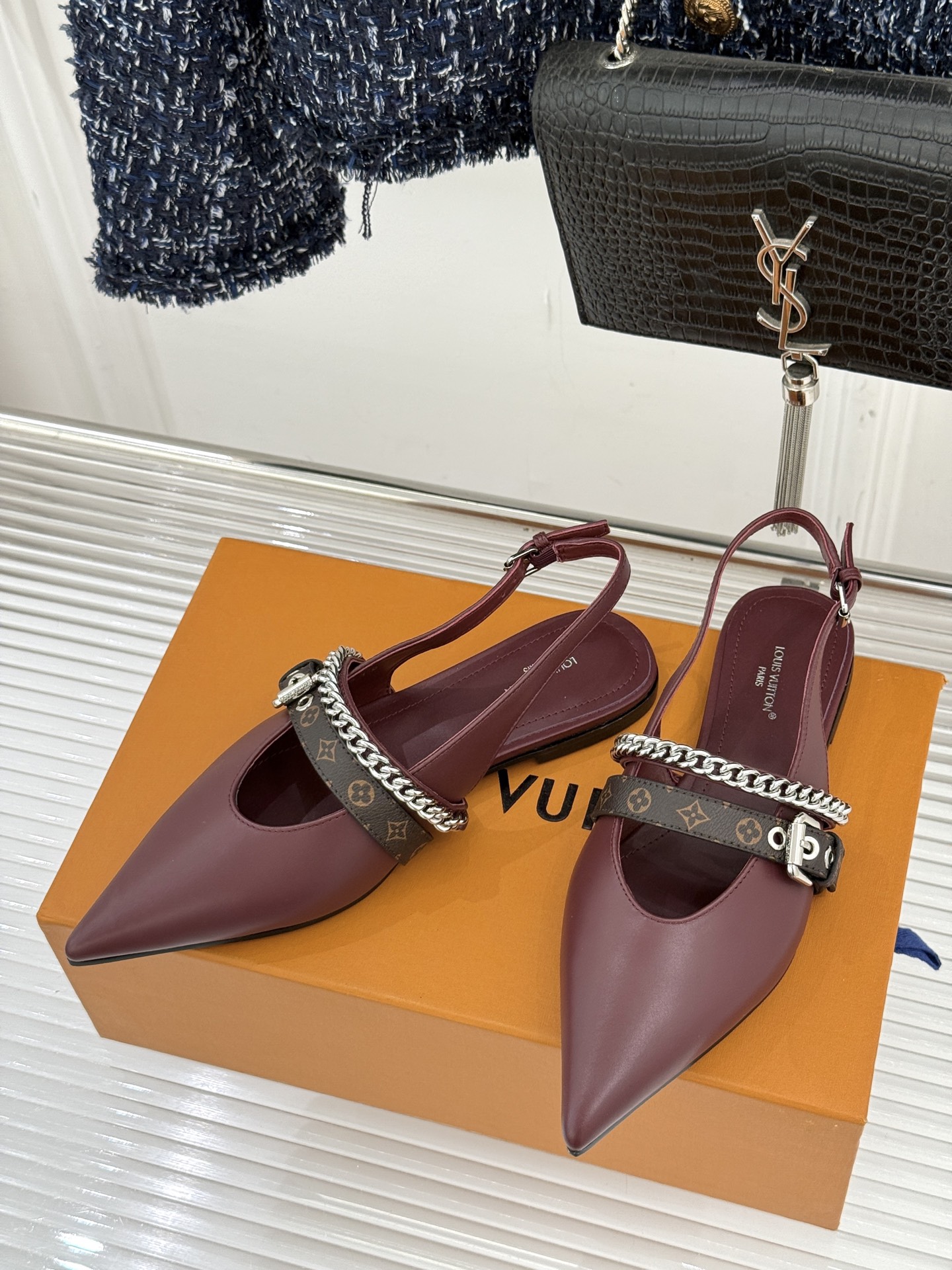 루이비통(LV) 체인 포인티드 토 캣힐 샌들 신발