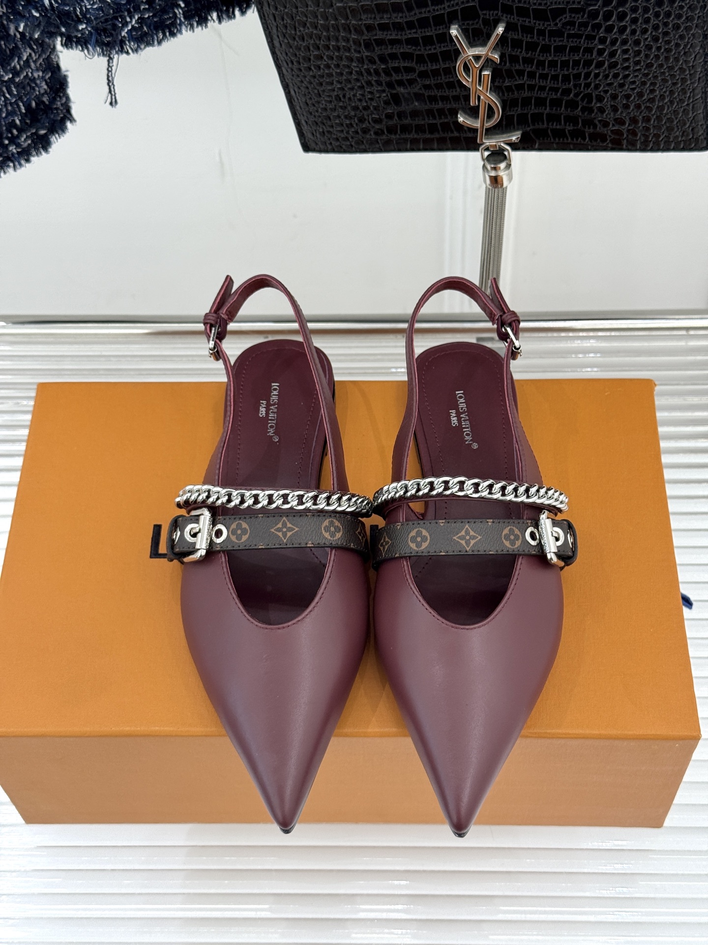 루이비통(LV) 체인 포인티드 토 캣힐 샌들 신발