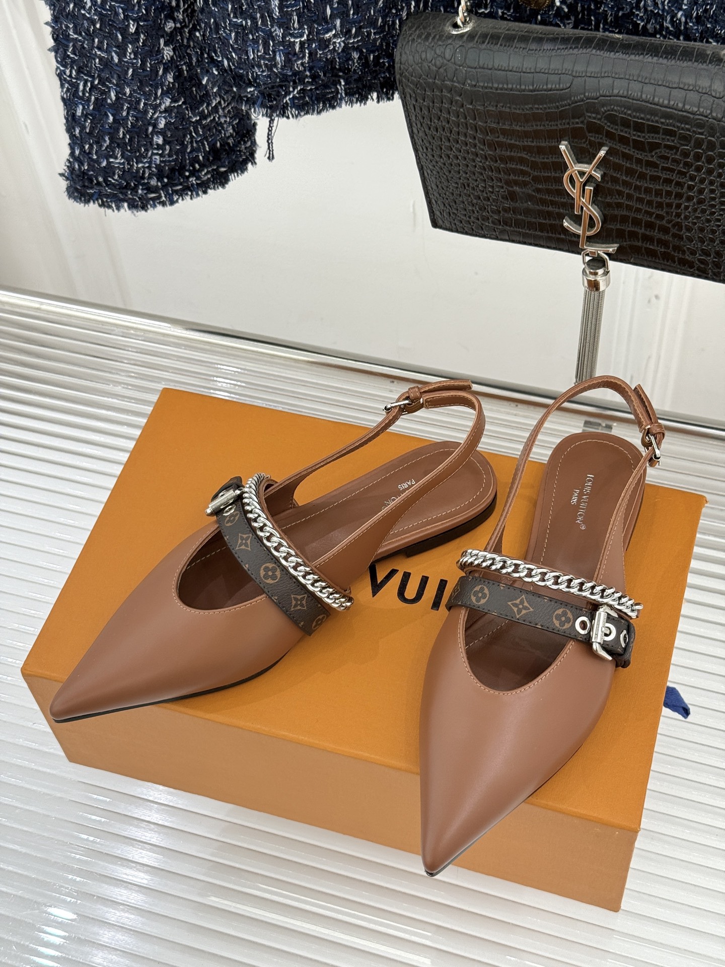 루이비통(LV) 체인 포인티드 토 캣힐 샌들 신발