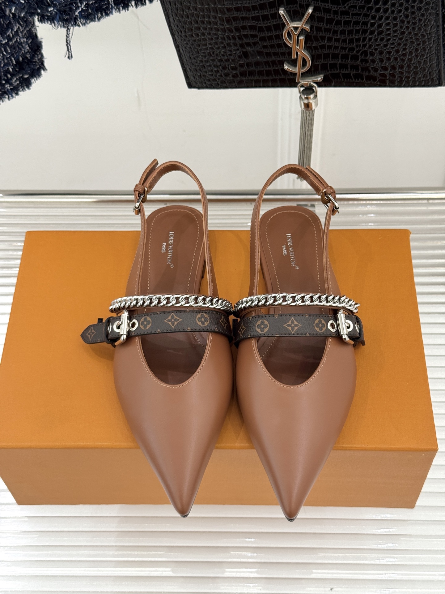 루이비통(LV) 체인 포인티드 토 캣힐 샌들 신발