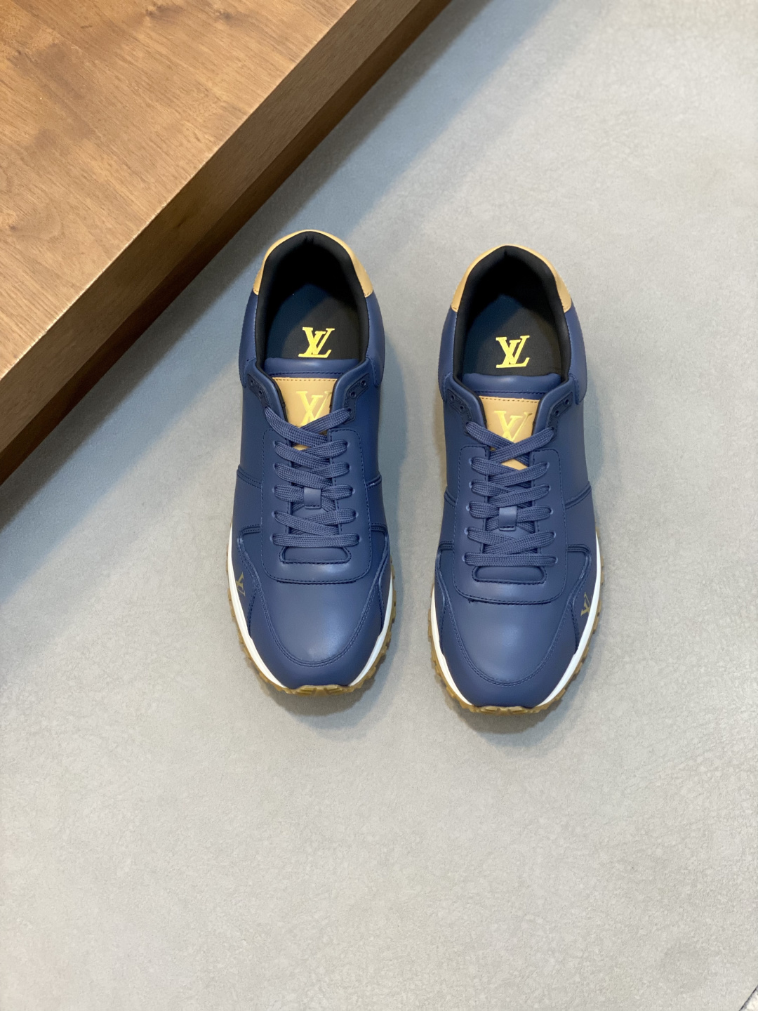 루이비통(Louis Vuitton) LV 런 어웨이(Run Away) 남성 스니커즈 신발