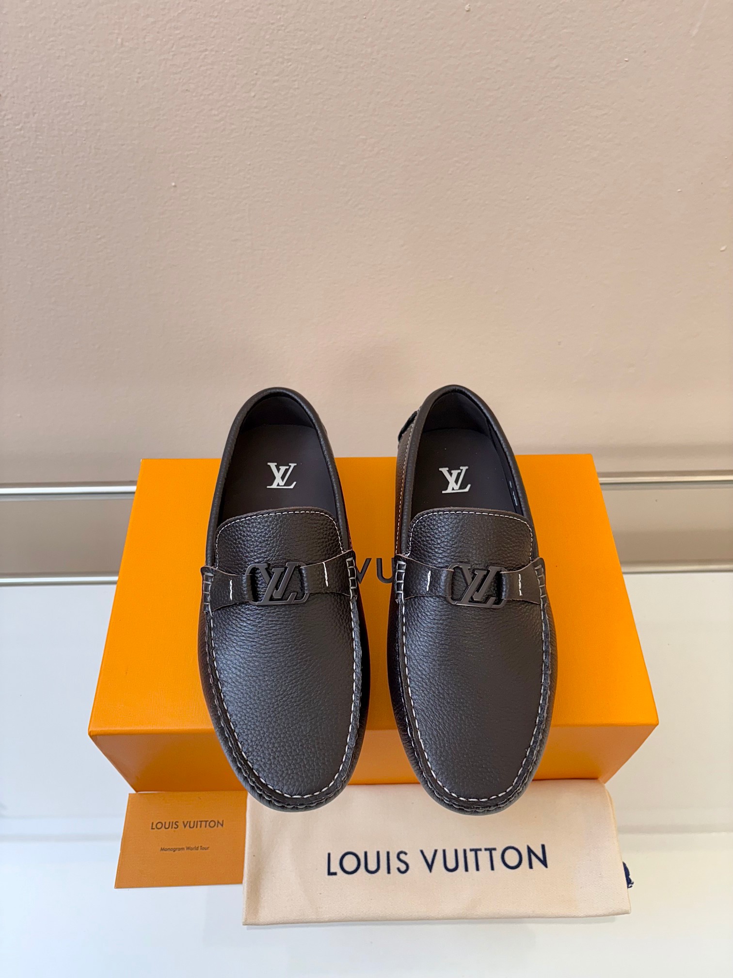 루이비통(Louis Vuitton) LV 남성 클래식 그레인 레더 드라이빙 슈즈 로퍼 구두 신발