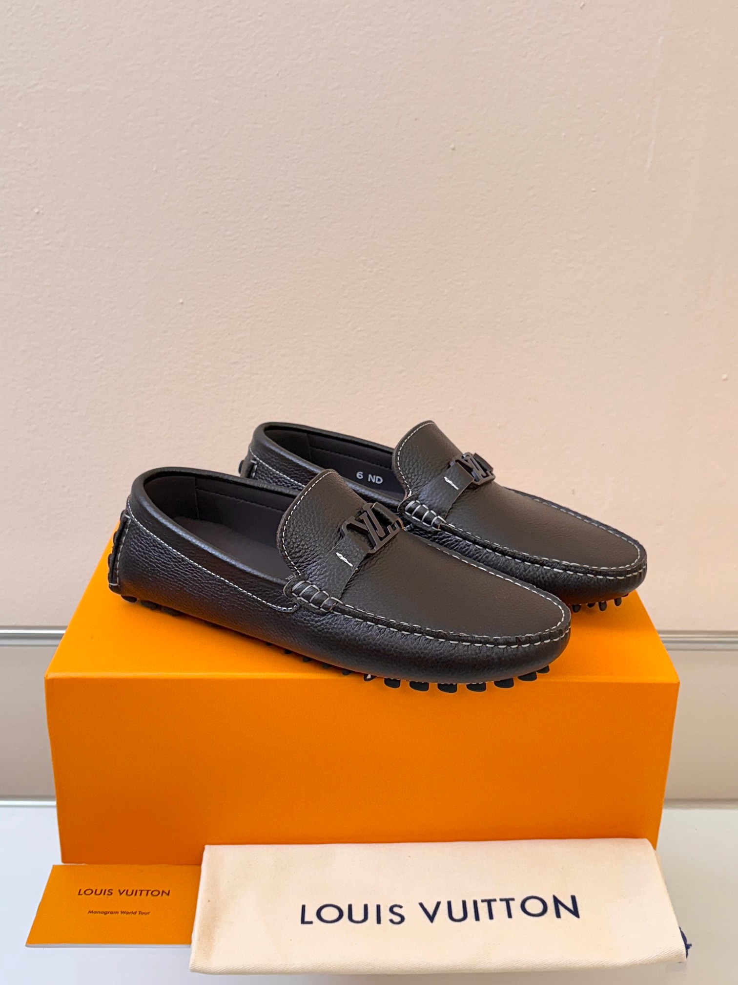 루이비통(Louis Vuitton) LV 남성 클래식 그레인 레더 드라이빙 슈즈 로퍼 구두 신발