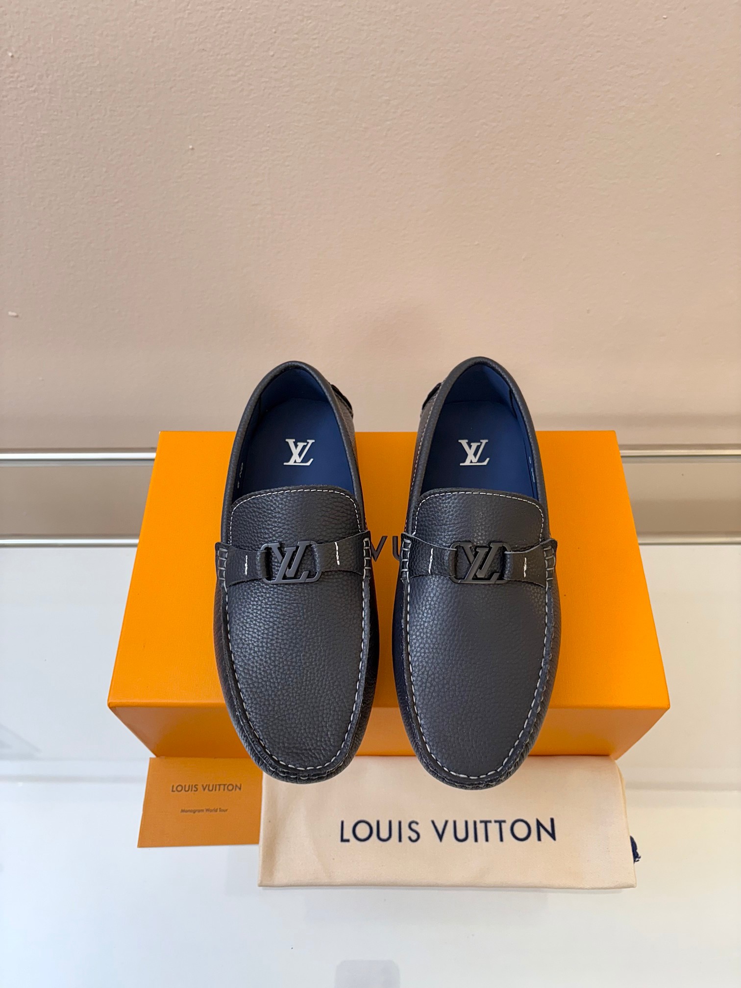 루이비통(Louis Vuitton) LV 남성 클래식 그레인 레더 드라이빙 슈즈 로퍼 구두 신발