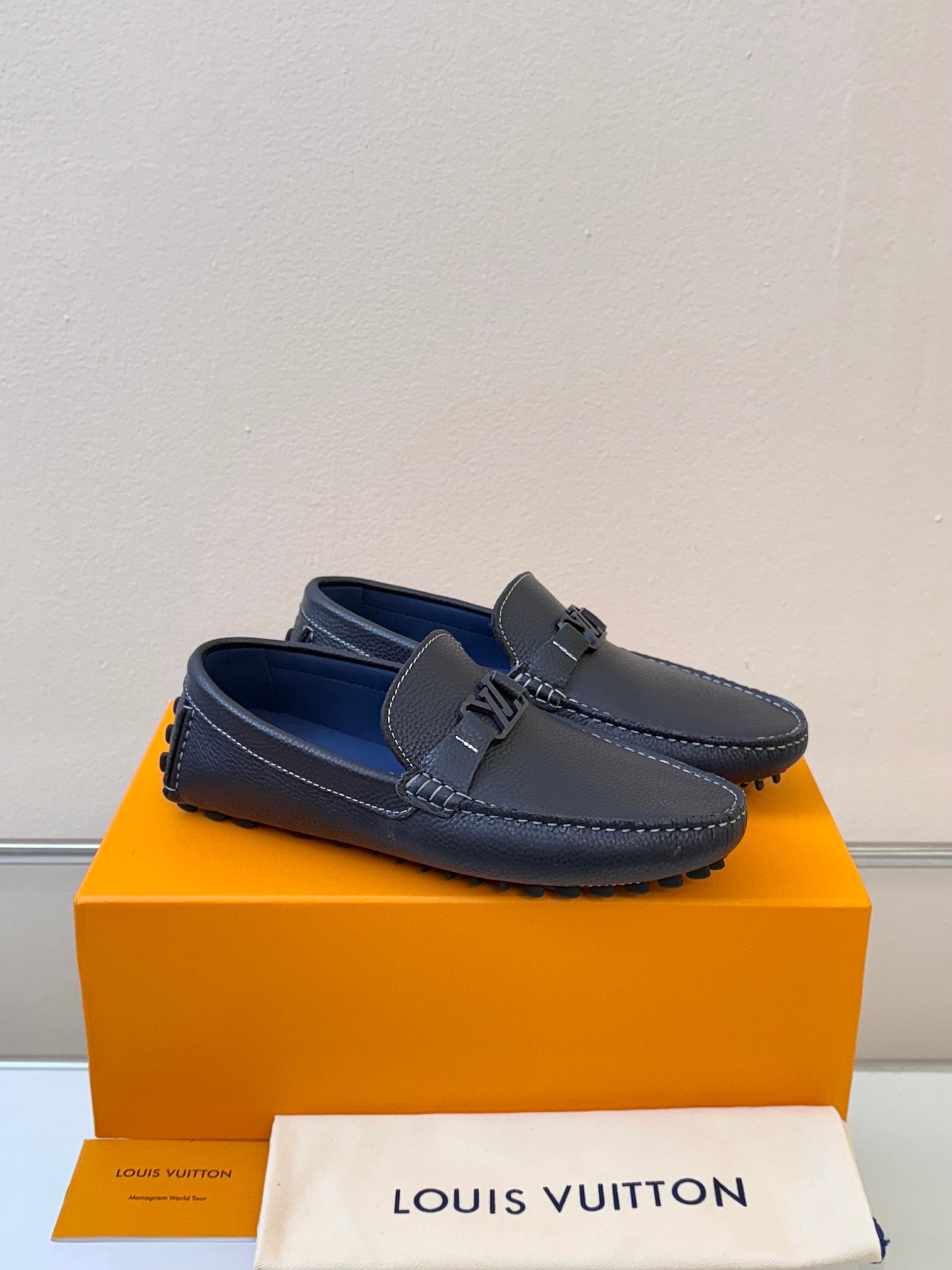 루이비통(Louis Vuitton) LV 남성 클래식 그레인 레더 드라이빙 슈즈 로퍼 구두 신발