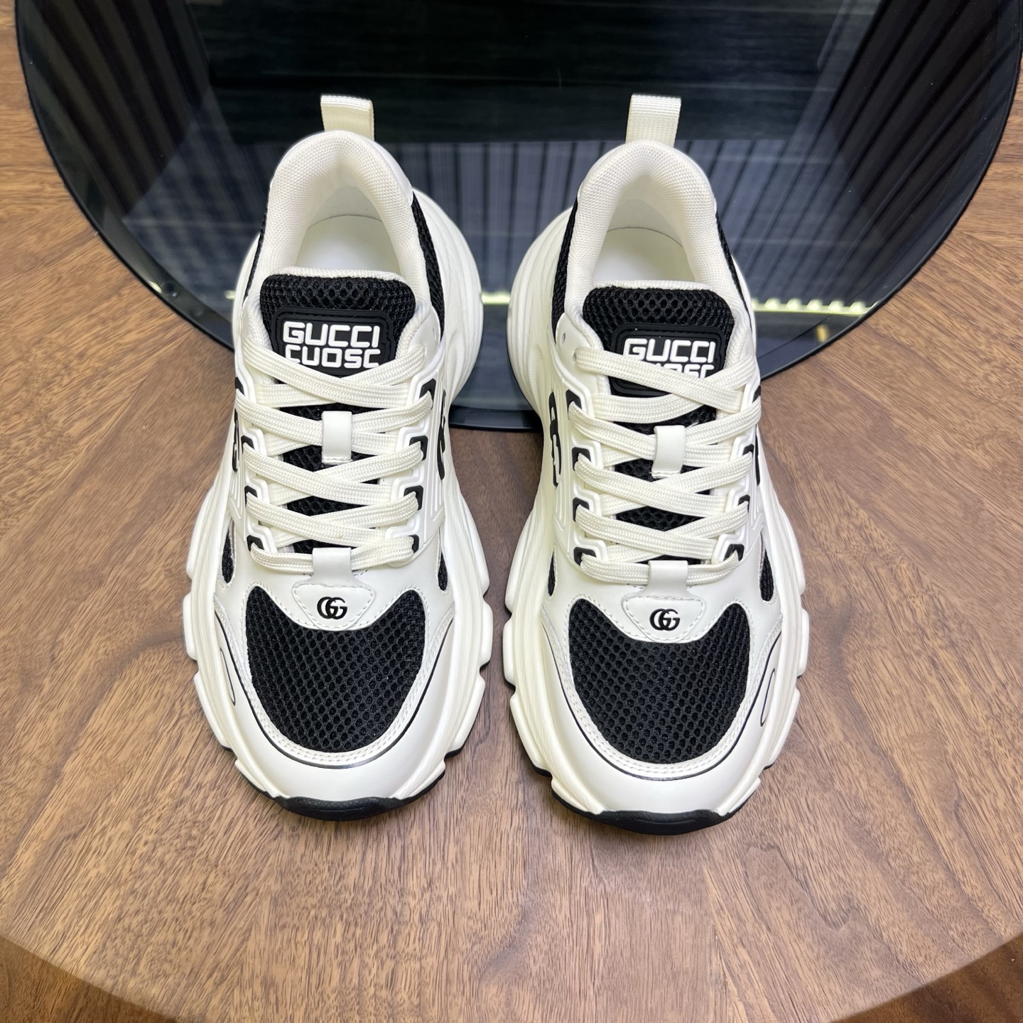 구찌(GUCCI) 남성 GG 클래식 가죽 스니커즈 신발