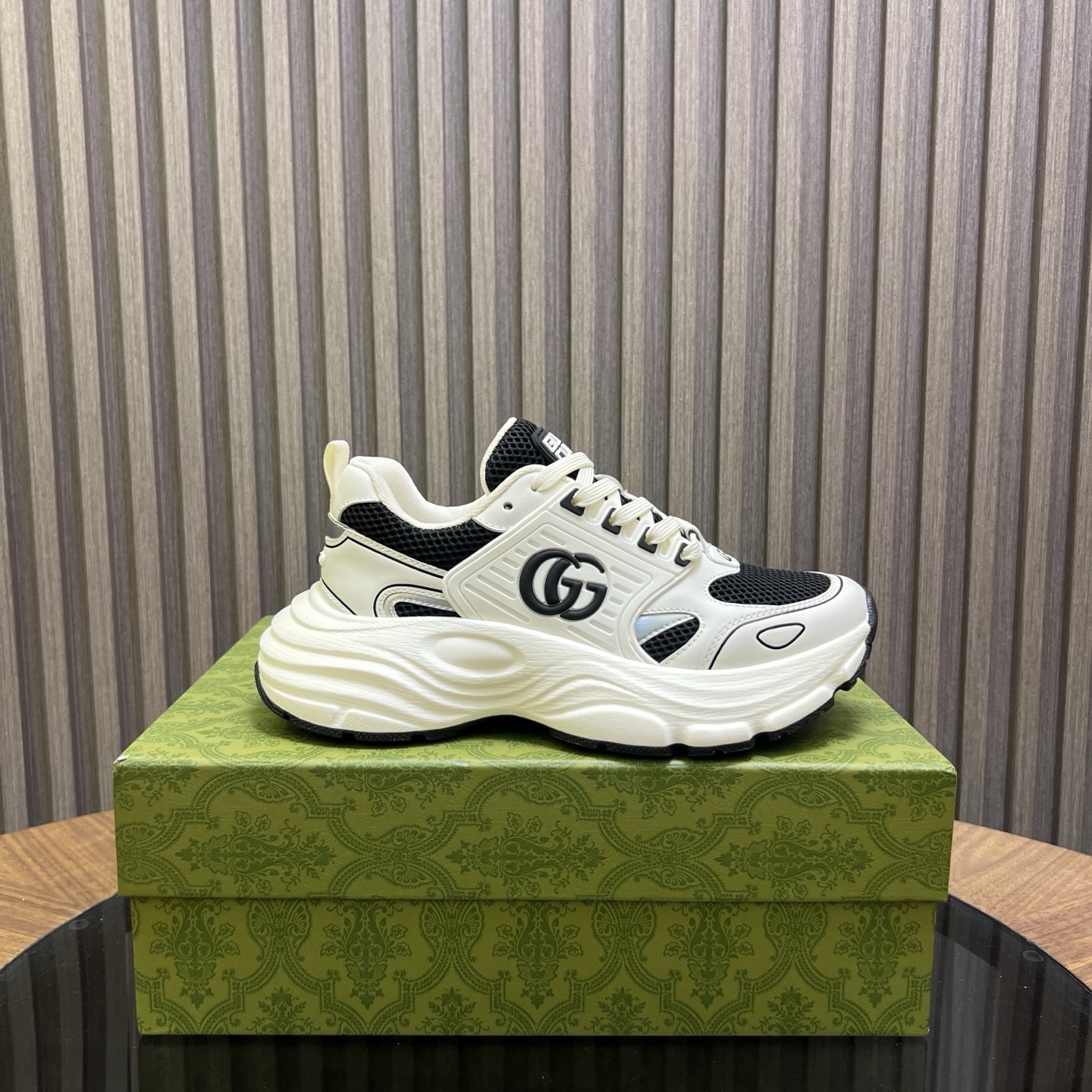 구찌(GUCCI) 남성 GG 클래식 가죽 스니커즈 신발