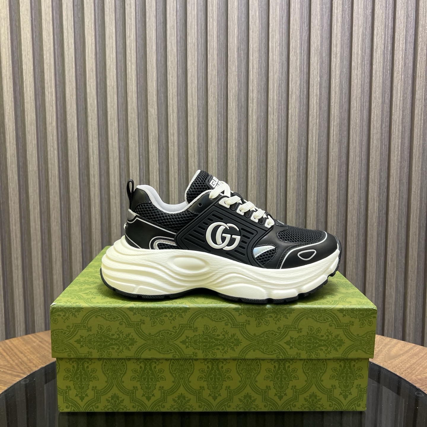 구찌(GUCCI) 남성 GG 클래식 가죽 스니커즈 신발