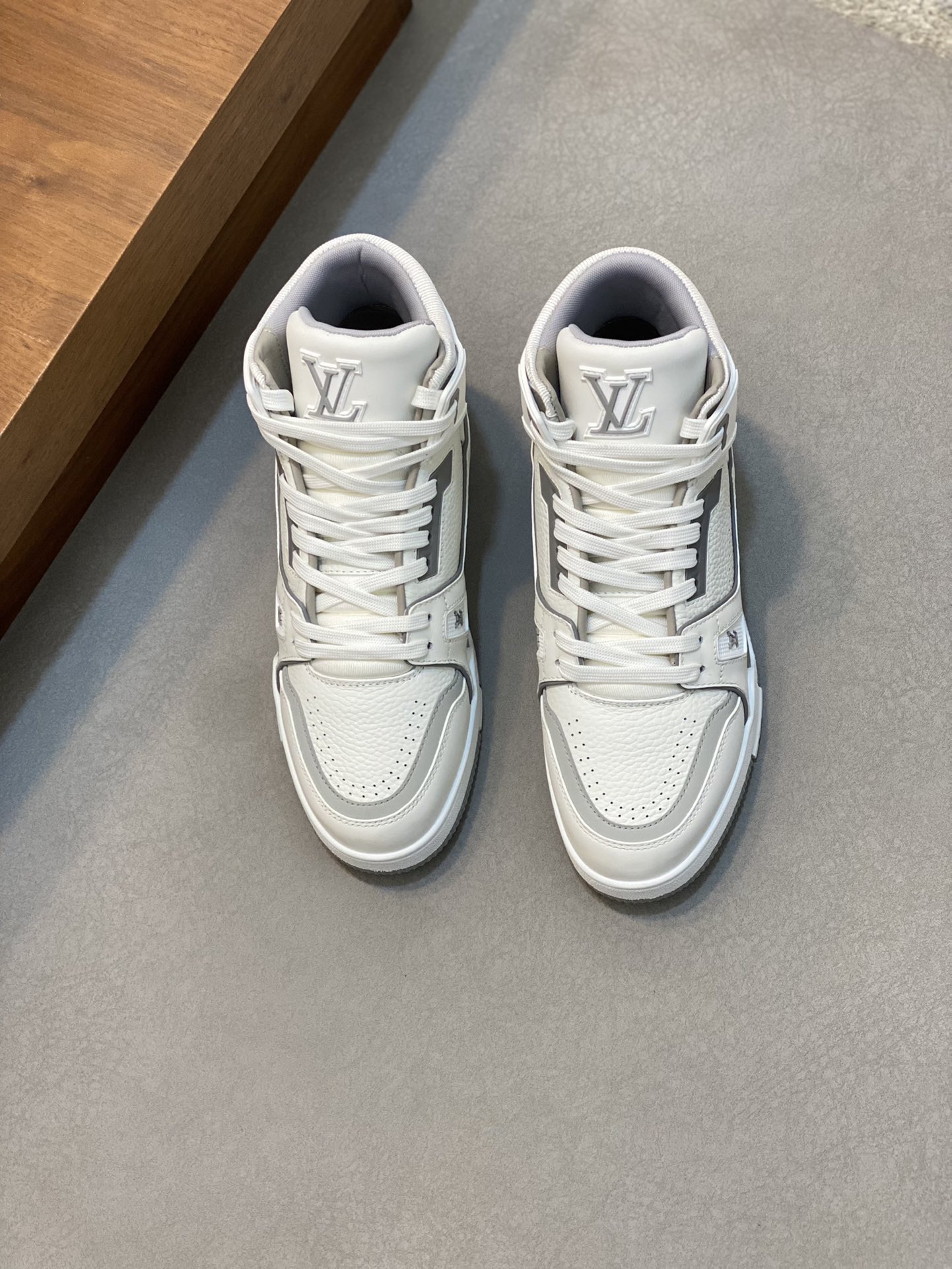 루이비통(Louis Vuitton) LV 프리미엄 나파 레더 펀칭 로고 스니커즈 신발