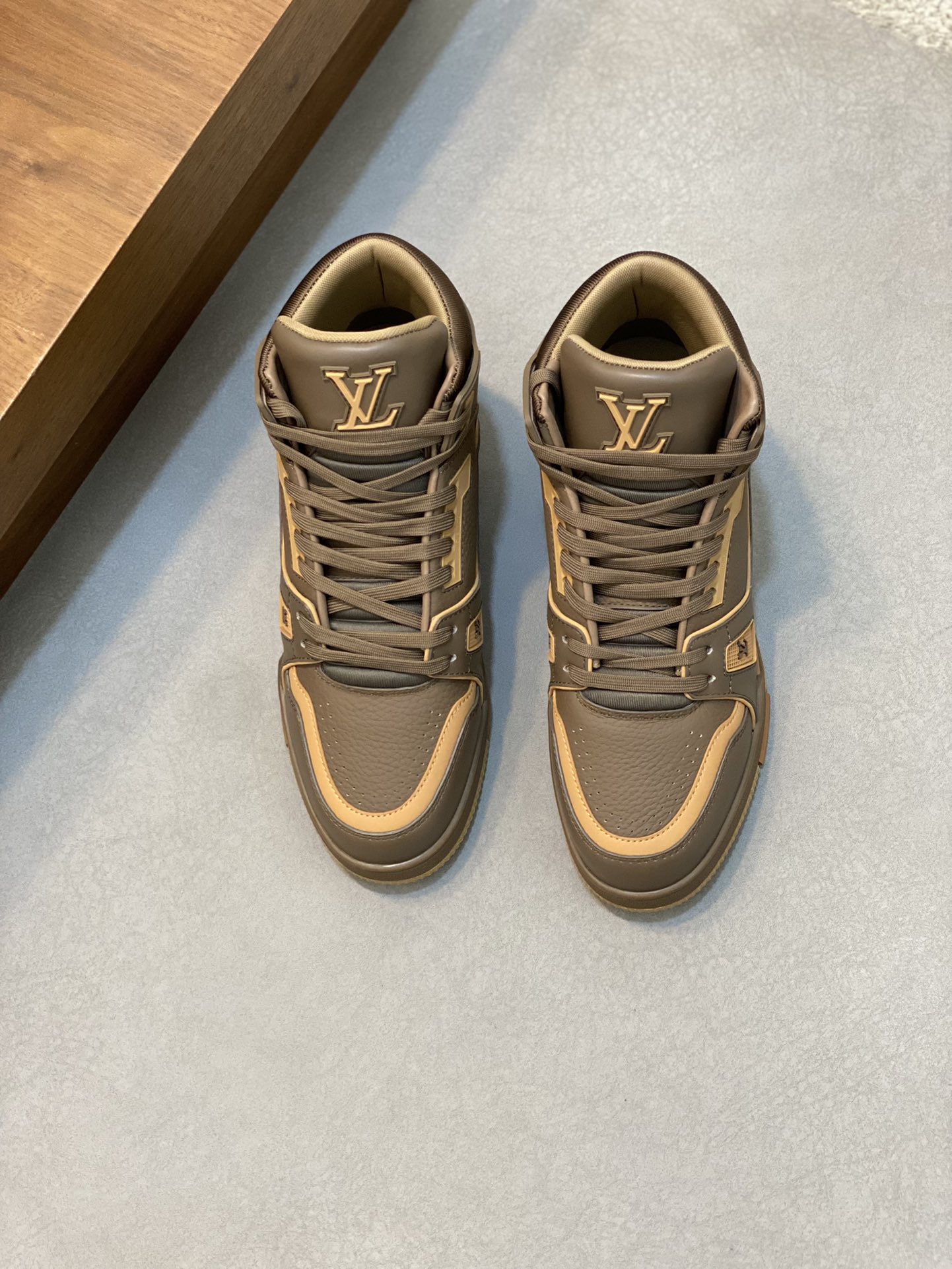 루이비통(Louis Vuitton) LV 프리미엄 나파 레더 펀칭 로고 스니커즈 신발