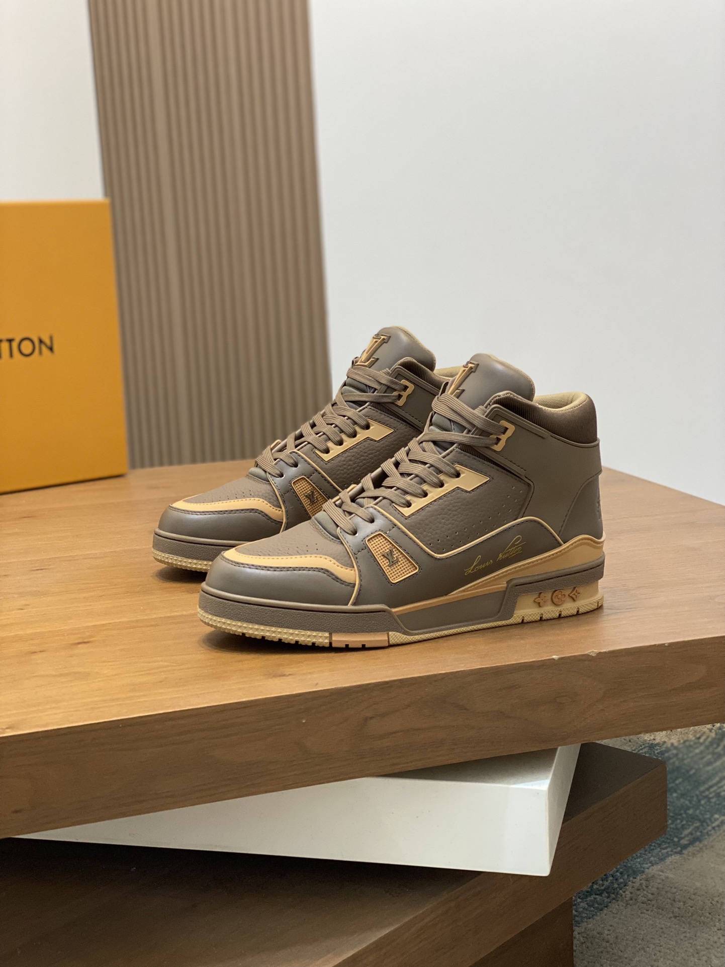 루이비통(Louis Vuitton) LV 프리미엄 나파 레더 펀칭 로고 스니커즈 신발