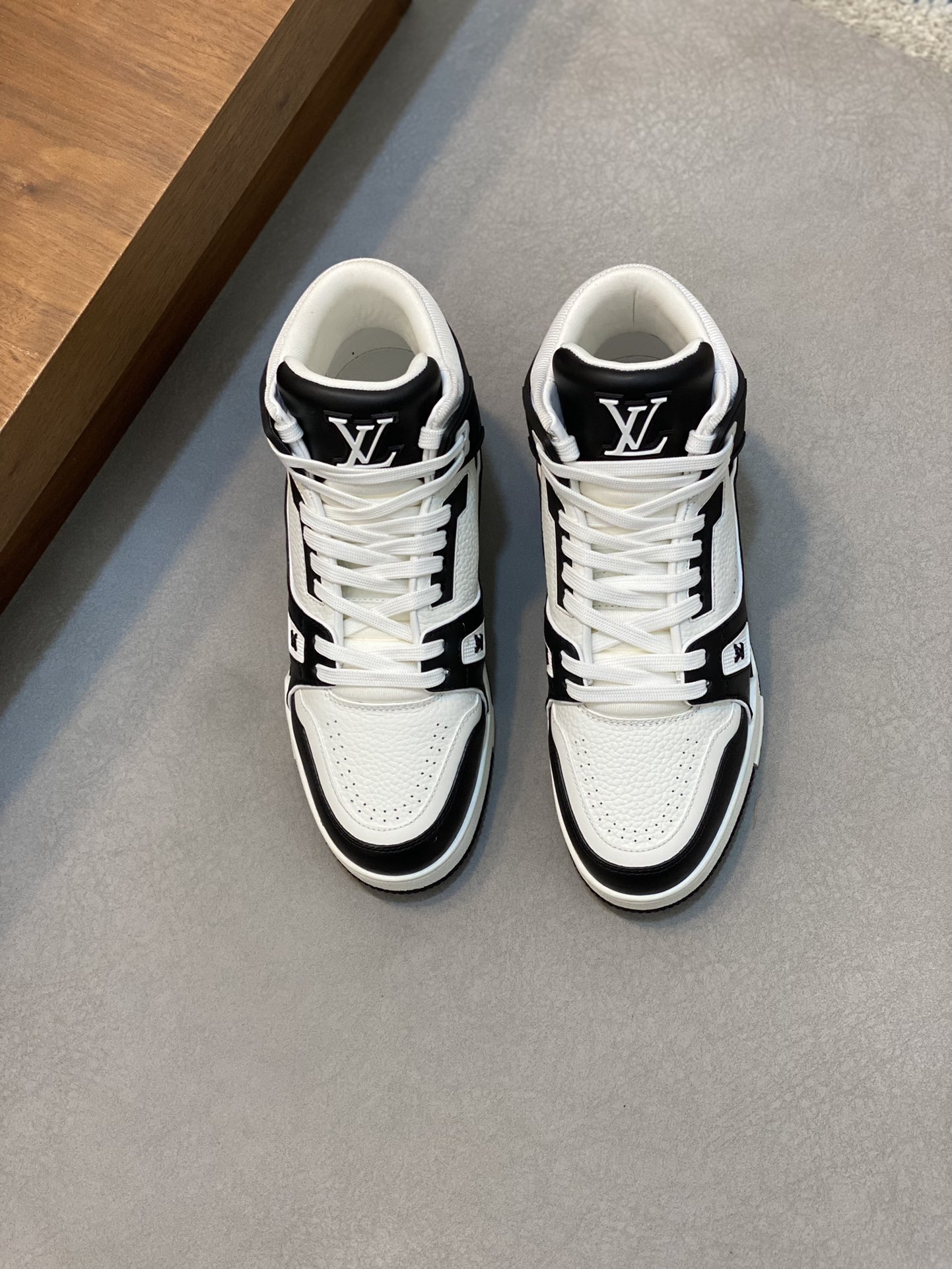 루이비통(Louis Vuitton) LV 프리미엄 나파 레더 펀칭 로고 스니커즈 신발